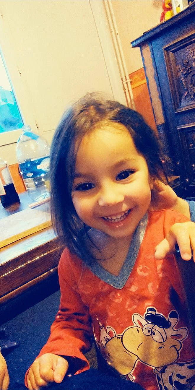 Mayssa a rejoint le concours — aidez-le/la à gagner de superbes lots ! blue, cheek, cool, eye, eyebrow, face, finger, forehead, fun, happy, head, iris, joy, lip, mouth, nose, person, skin, smile, standing