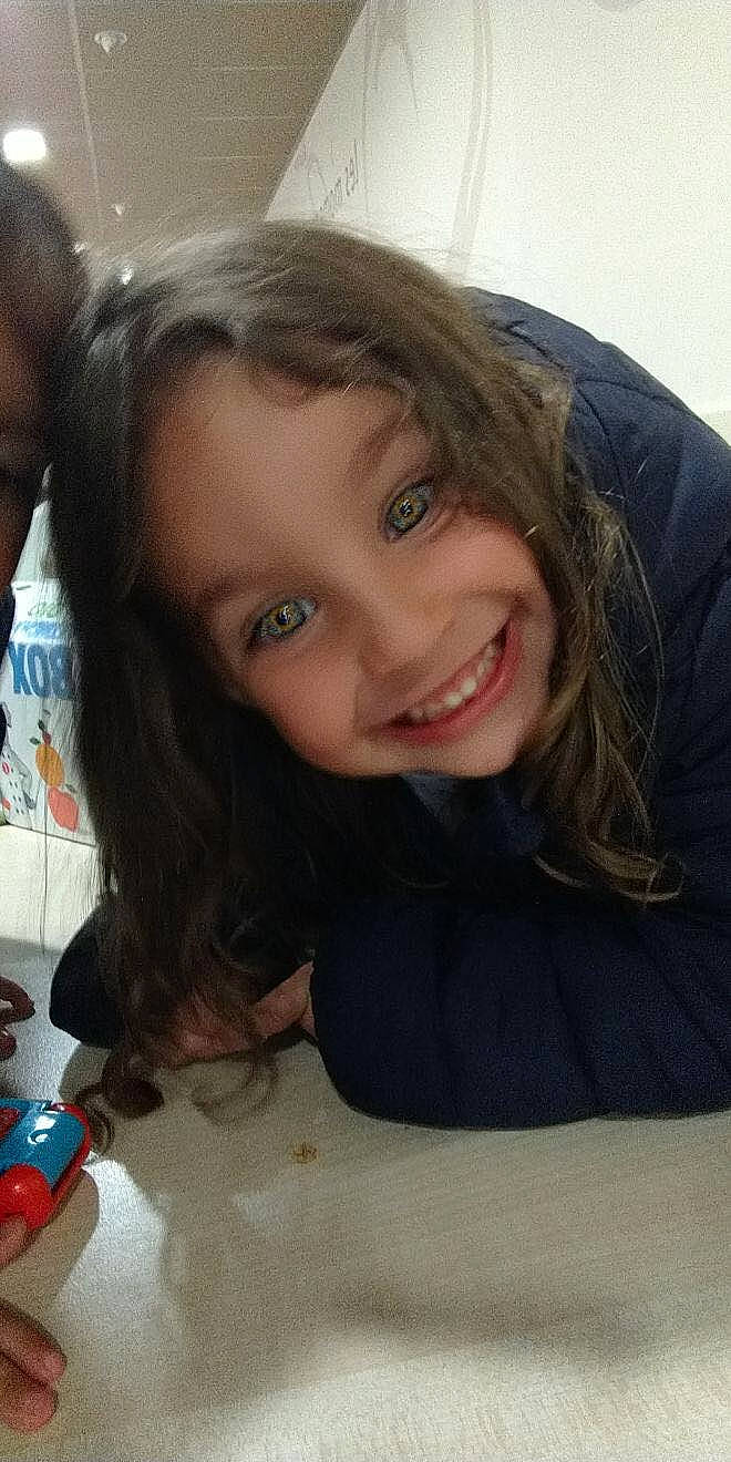 Mayssa a rejoint le concours — aidez-le/la à gagner de superbes lots ! blond, brown_hair, cheek, child, chin, eyebrow, eyelash, flooring, forehead, fun, happy, iris, joy, lip, long_hair, mouth, nose, person, sitting, skin