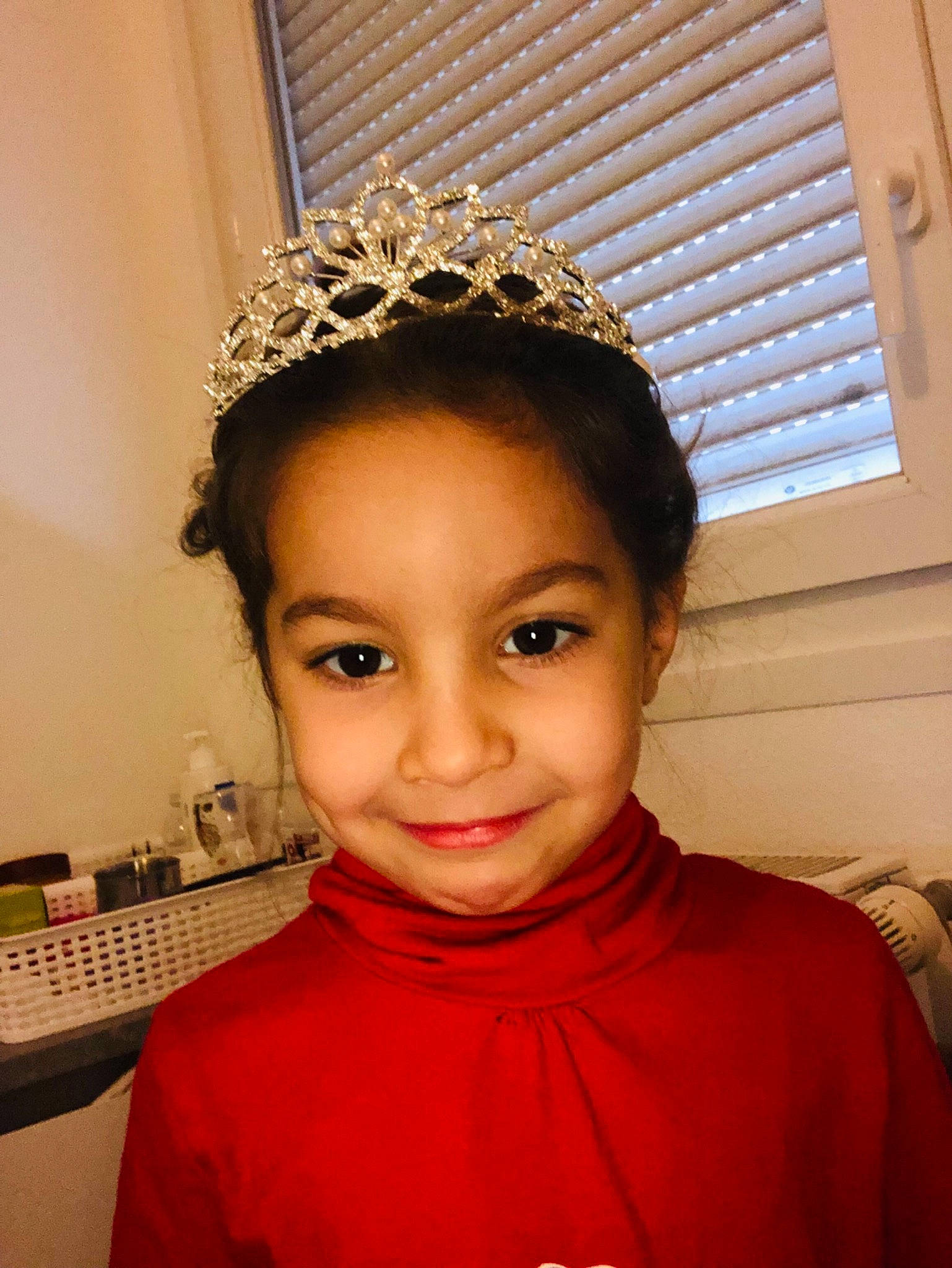 Mayssa participe au concours pour gagner de l'argent avec cette photo : black_hair, cheek, child, chin, cool, ear, eyebrow, eyelash, forehead, fun, hairstyle, happy, headband, headpiece, jewellery, joy, neck, person, smile, standing
