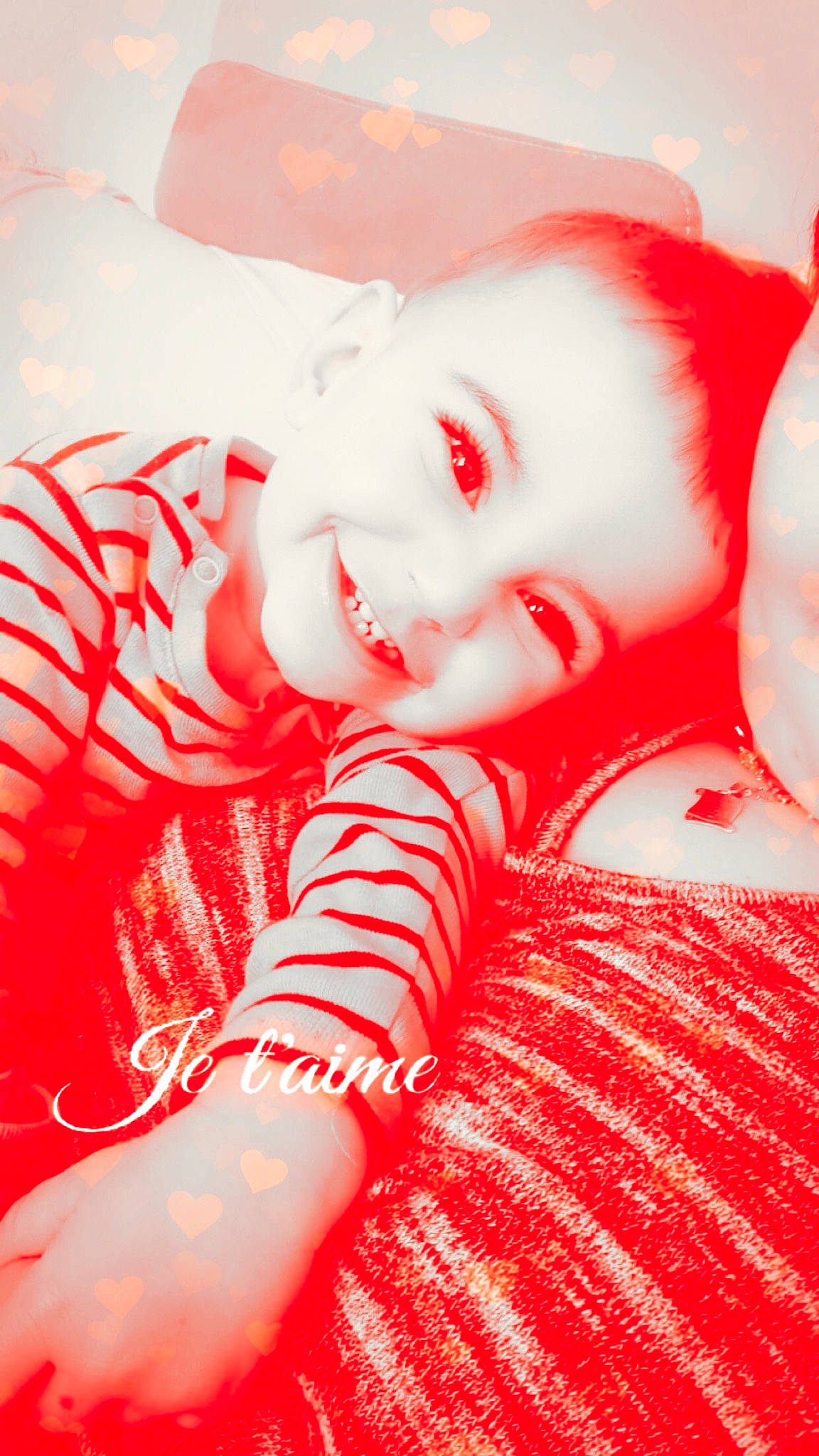 Mahdi participe au concours pour gagner de l'argent avec cette photo : carmine, child, event, eyelash, fictional_character, flash_photography, flesh, happy, holiday, human_leg, joy, lip, magenta, pattern, people_in_nature, person, petal, pink, portrait_photography, sitting