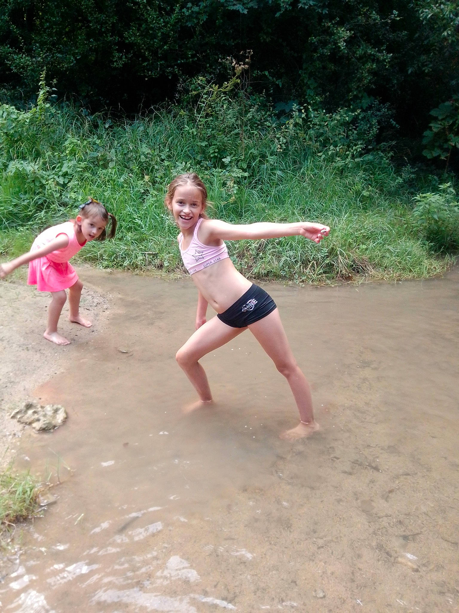 Jennyfer a rejoint le concours — aidez-le/la à gagner de superbes lots ! barefoot, fun, joy, leisure, person, play, vacation