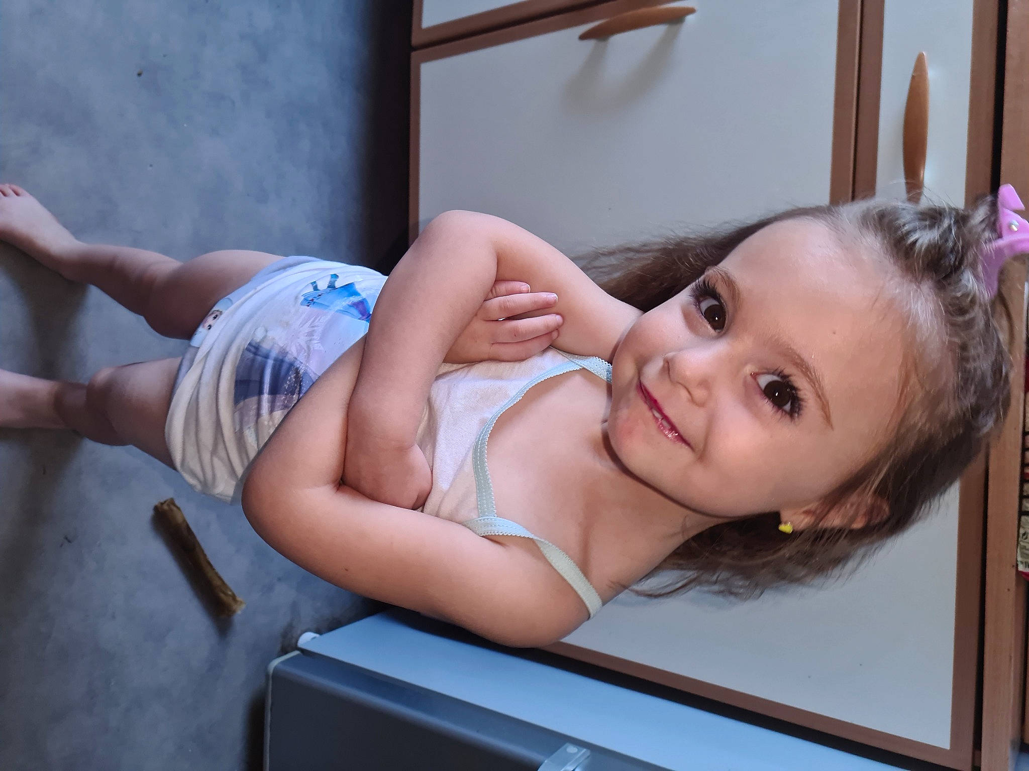 Layanna a rejoint le concours — aidez-le/la à gagner de superbes lots ! black_hair, chest, elbow, eyelash, happy, human_body, human_leg, joint, joy, knee, leg, long_hair, muscle, neck, person, shorts, shoulder, skin, smile, thigh