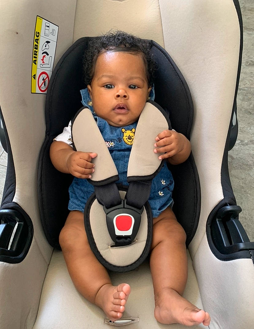 Naïlah participe au concours pour gagner de l'argent avec cette photo : baby, baby_carriage, baby_in_car_seat, baby_products, car_seat, car_seat_cover, child, comfort, person, product, seat_belt, toddler