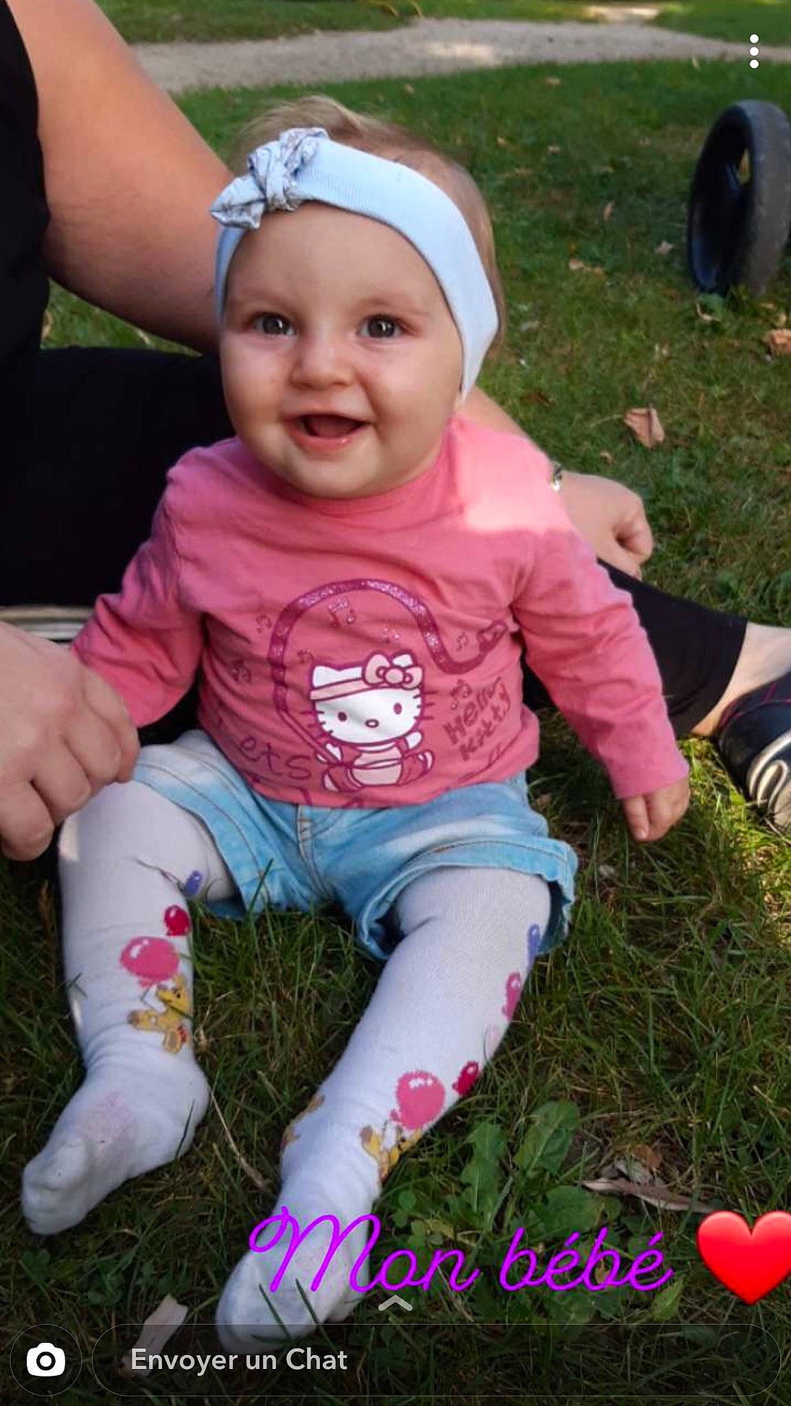 Maelyne a rejoint le concours — aidez-le/la à gagner de superbes lots ! baby, baby_toddler_clothing, child, grass, happy, headwear, joy, person, pink, play, smile, toddler