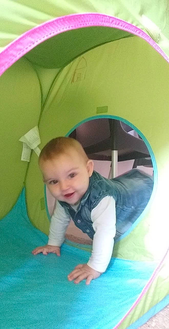 Maelyne a rejoint le concours — aidez-le/la à gagner de superbes lots ! baby, child, person, play, product, recreation, sitting, toddler, tummy_time