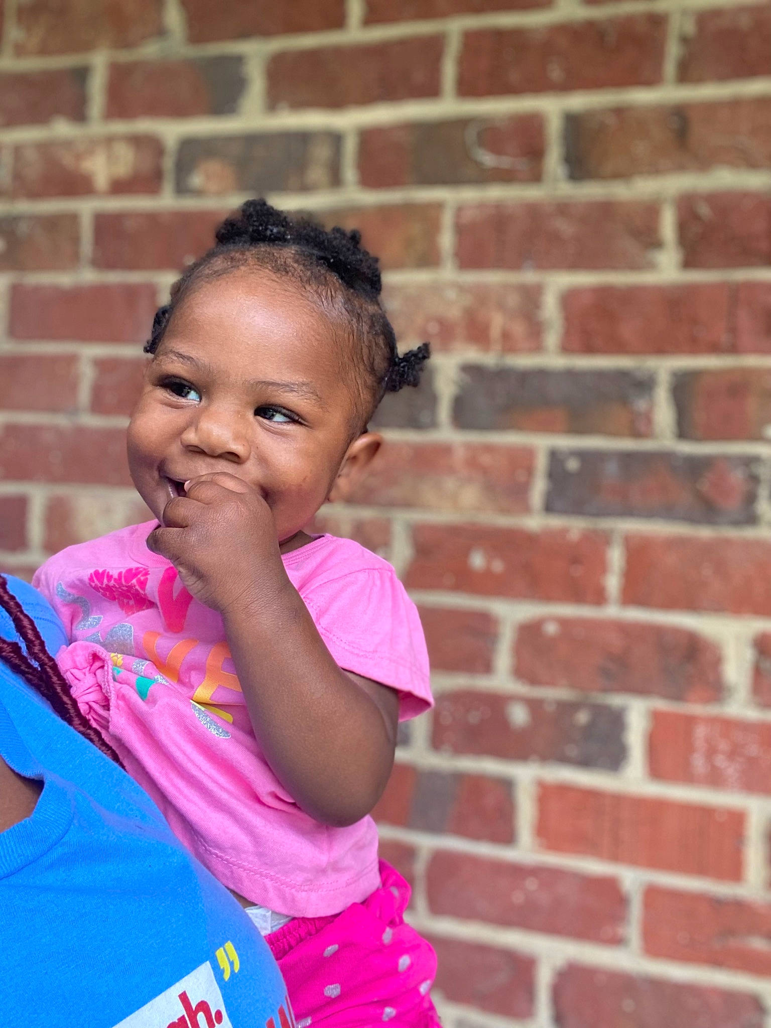 Talyla is registered to the contest to win money with this photo: audio_equipment, brick, brickwork, child, chin, eye, forehead, fun, happy, jewellery, joy, leisure, magenta, person, pink, portrait_photography, recreation, smile, t_shirt, toddler