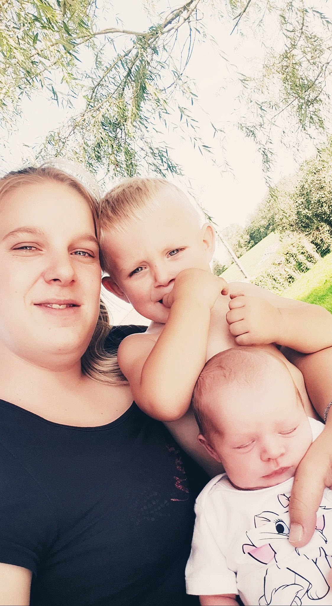 Tymaël participe au concours pour gagner de l'argent avec cette photo : baby, child, family, fun, gesture, grass, happy, hug, interaction, joy, love, people, person, photograph, photography, sibling, sitting, skin, smile, toddler