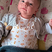 éléa a rejoint le concours — aidez-le/la à gagner de superbes lots ! baby, infant, child, blanket, cardigan, onesie, patterned_cushion, owl_pattern, mushroom_pattern, heart_pattern, face, eyes, soft_lighting, portrait, cute, indoors, resting, cozy, clothing, smile