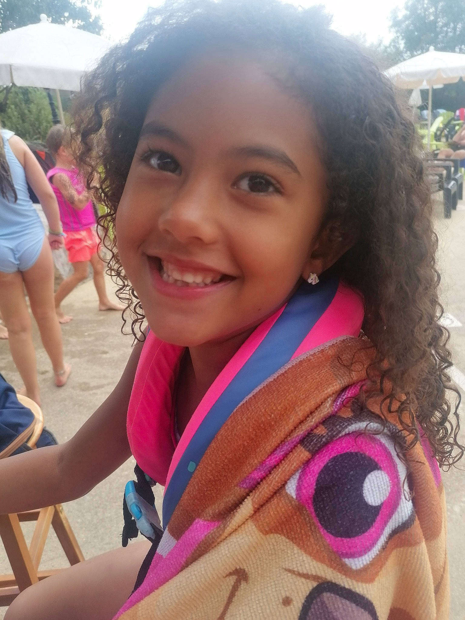 Emmy participe au concours pour gagner de l'argent avec cette photo : black_hair, chin, cool, eye, eyebrow, facial_expression, forehead, hair, hairstyle, happy, head, joy, leisure, lip, mouth, organ, person, pink, skin, smile