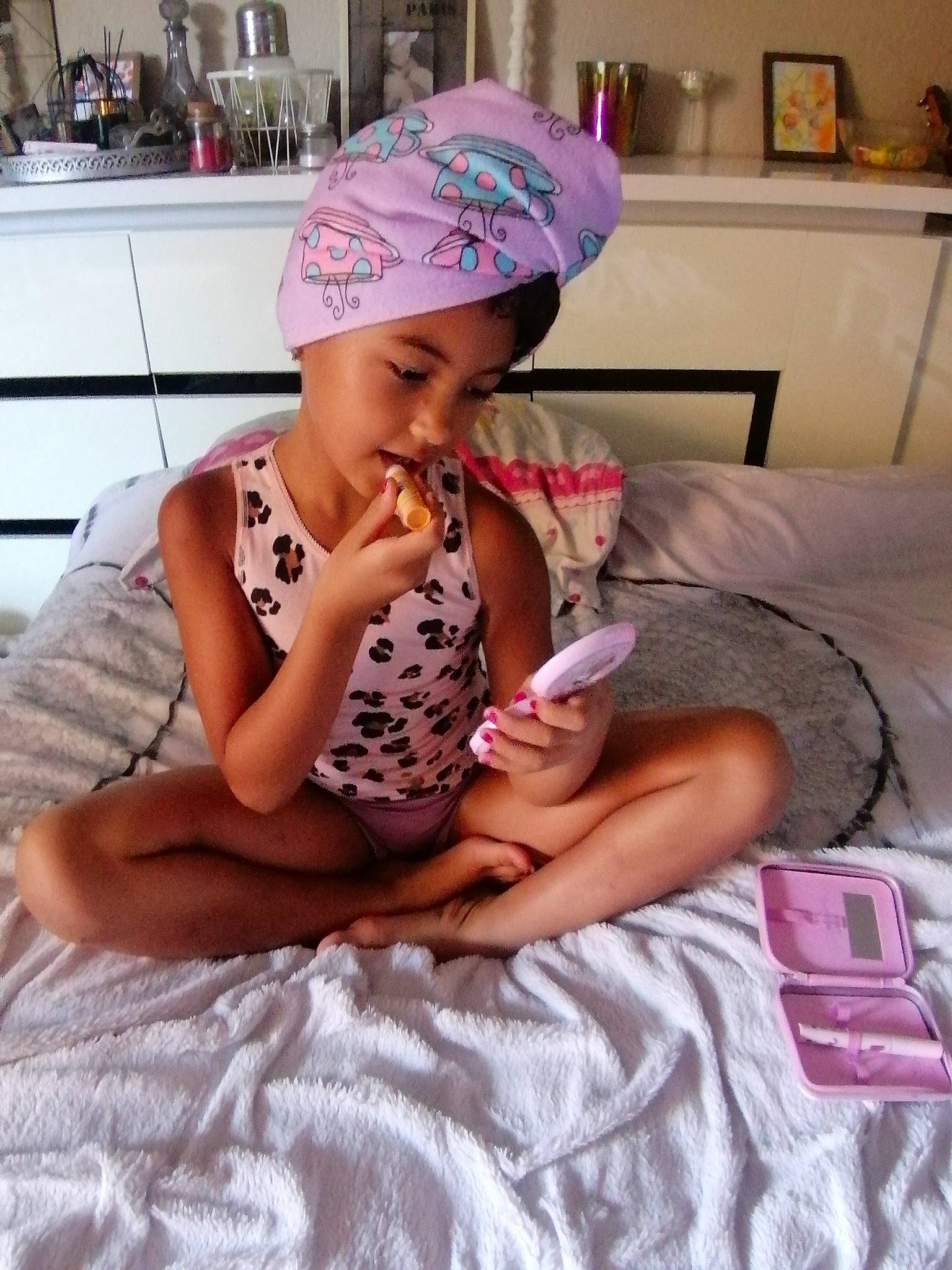 Emmy a rejoint le concours — aidez-le/la à gagner de superbes lots ! baby, baby_toddler_clothing, cabinetry, cap, comfort, dress, fashion_accessory, flooring, headgear, headwear, helmet, human_leg, jewellery, linens, pattern, person, picture_frame, pink, room, sitting