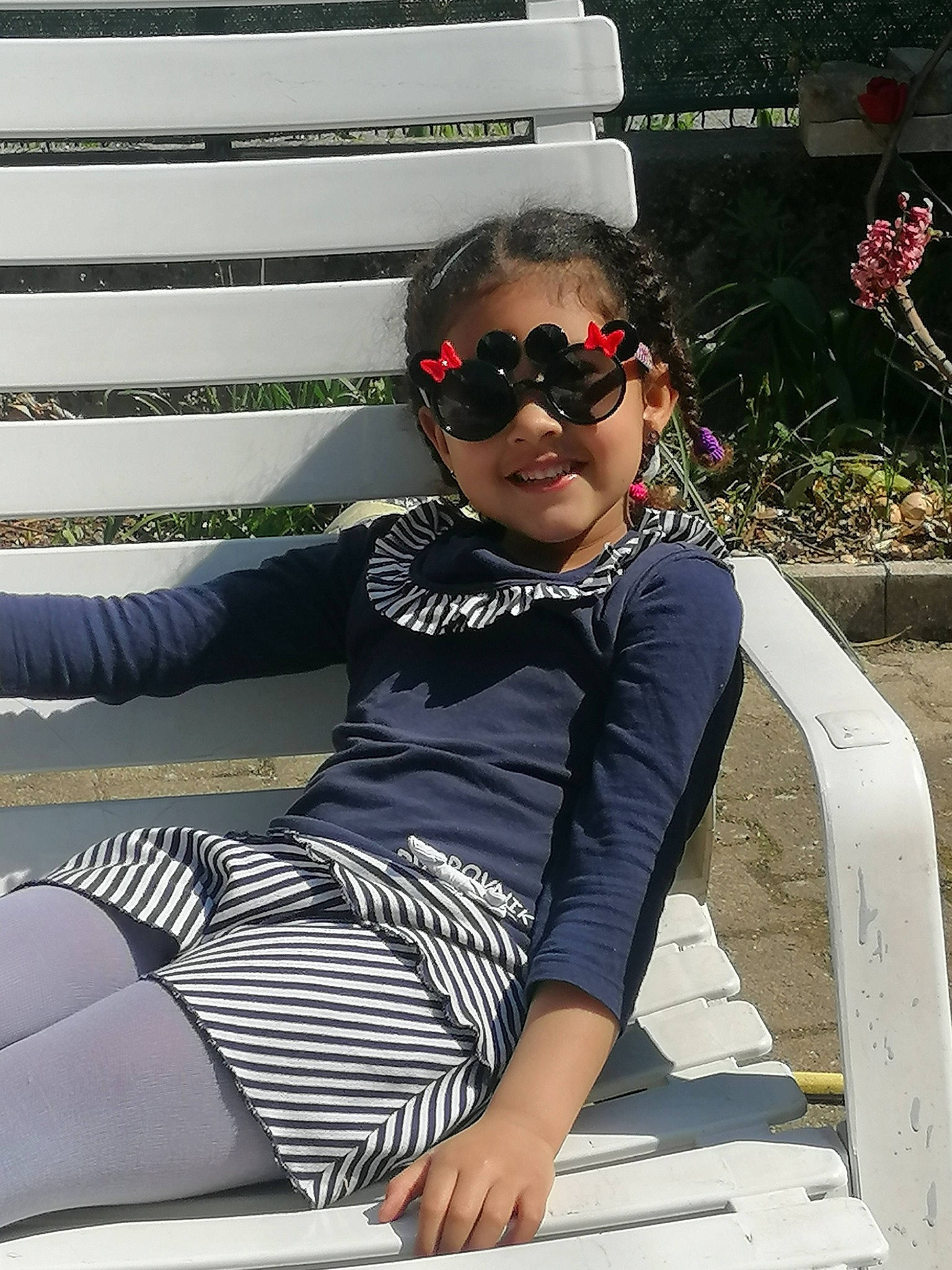 Emmy a rejoint le concours — aidez-le/la à gagner de superbes lots ! cool, eyewear, fun, goggles, happy, headgear, human_leg, joy, knee, leg, leisure, person, plant, sleeve, smile, sportswear, street_fashion, sunglasses, t_shirt, thigh