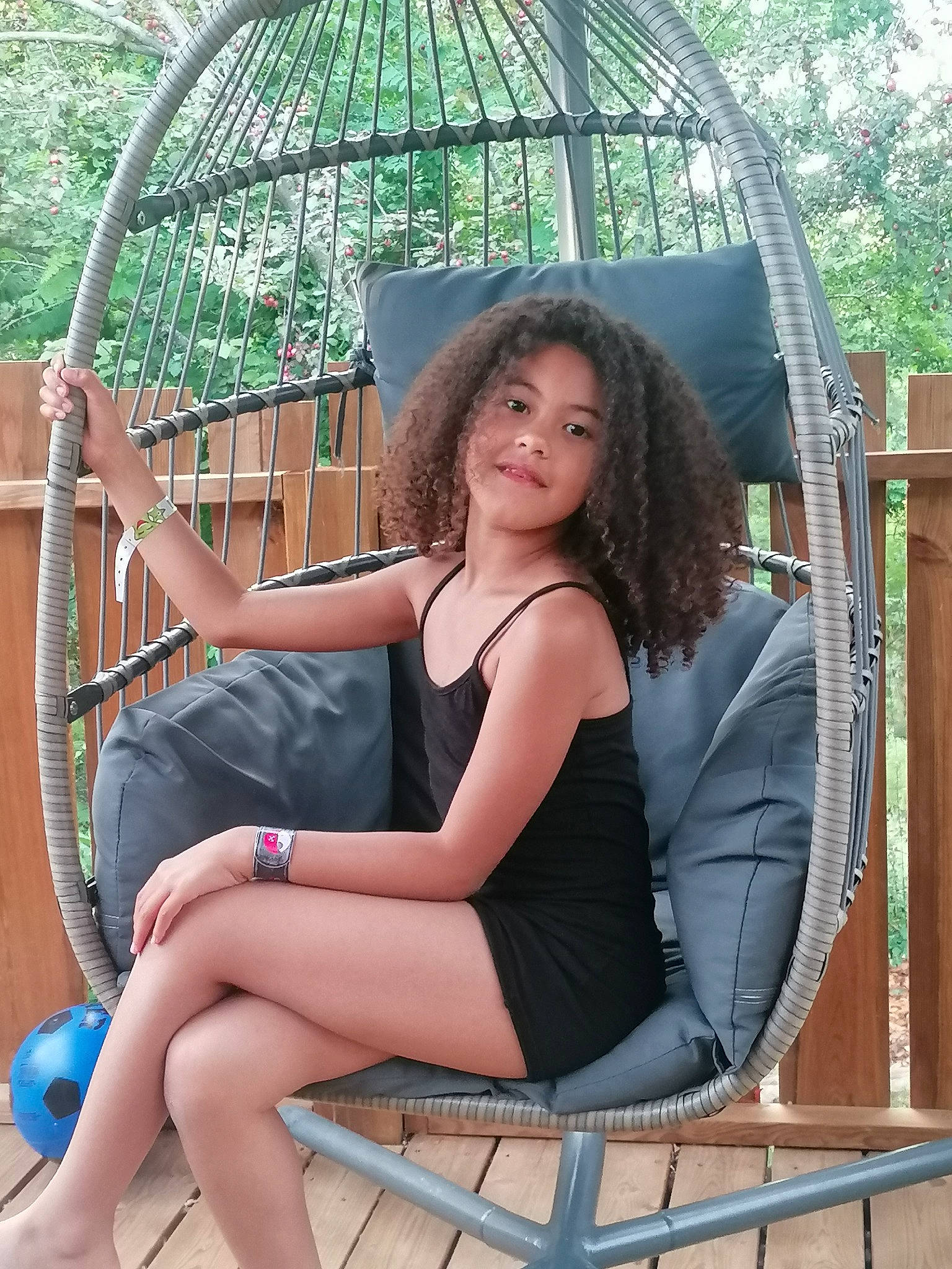 Emmy participe au concours pour gagner de l'argent avec cette photo : beauty, blond, comfort, foot, grass, human_leg, joint, joy, knee, leg, leisure, lip, organ, person, photograph, sitting, skin, summer, thigh, tree