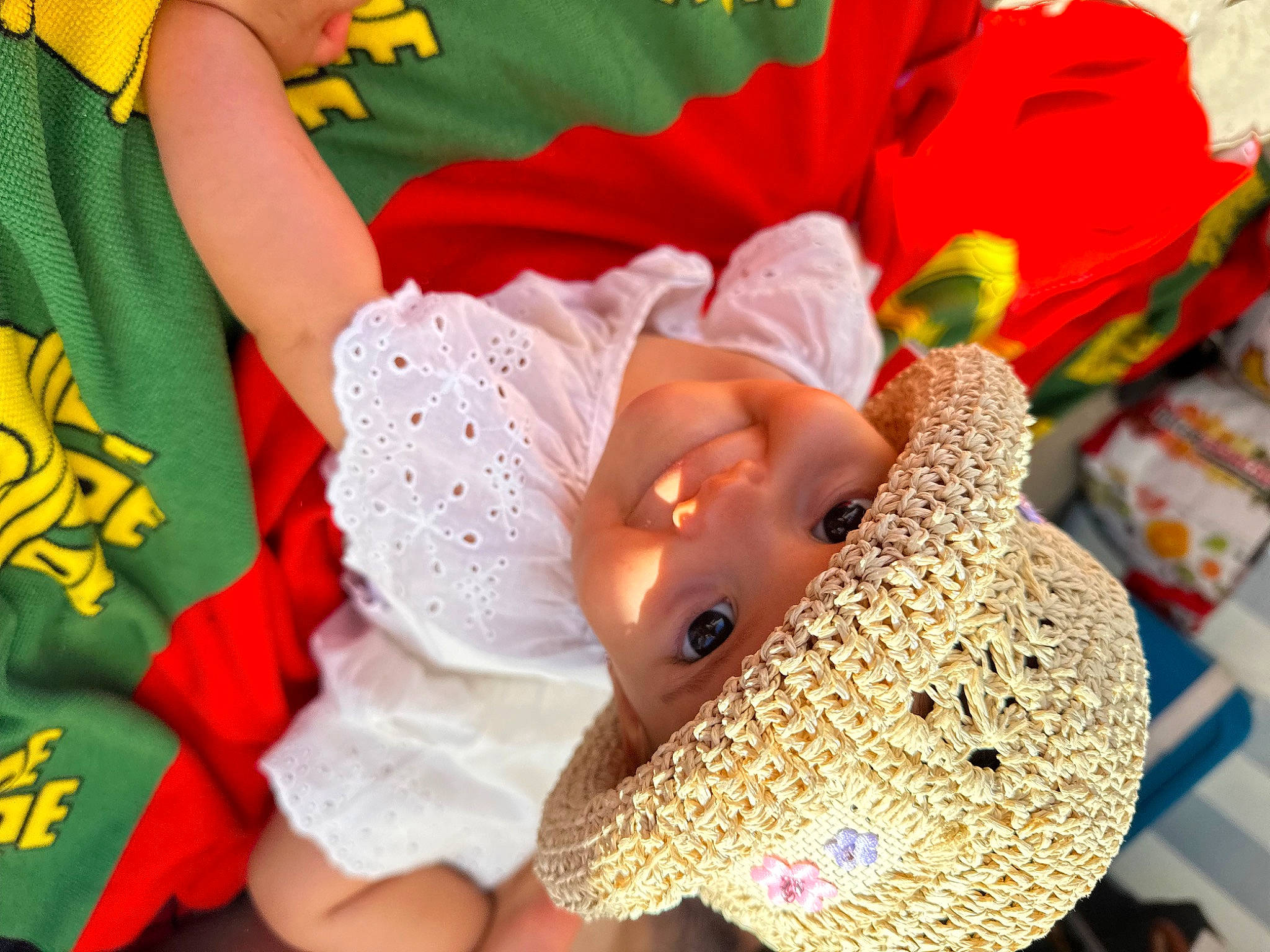 Romy participe au concours pour gagner de l'argent avec cette photo : baby, baby_toddler_clothing, child, dress, event, fun, green, happy, hat, headgear, headwear, orange, pattern, person, plant, red, sleeve, sun_hat, textile, toddler