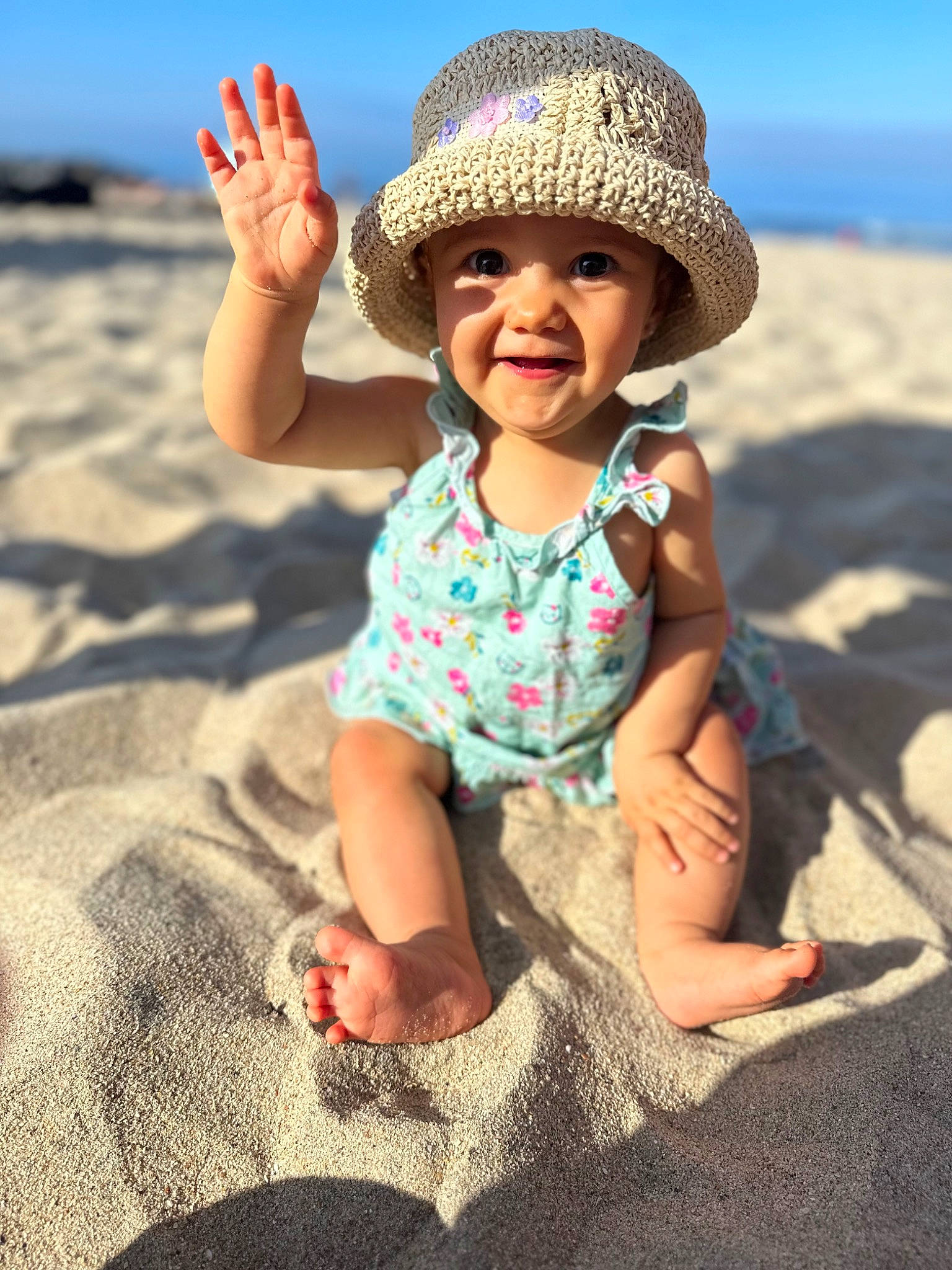 Romy a rejoint le concours — aidez-le/la à gagner de superbes lots ! azure, baby_toddler_clothing, beach, cap, finger, fun, hand, happy, hat, headgear, headwear, joy, landscape, people_in_nature, people_on_beach, person, photograph, sky, smile, summer