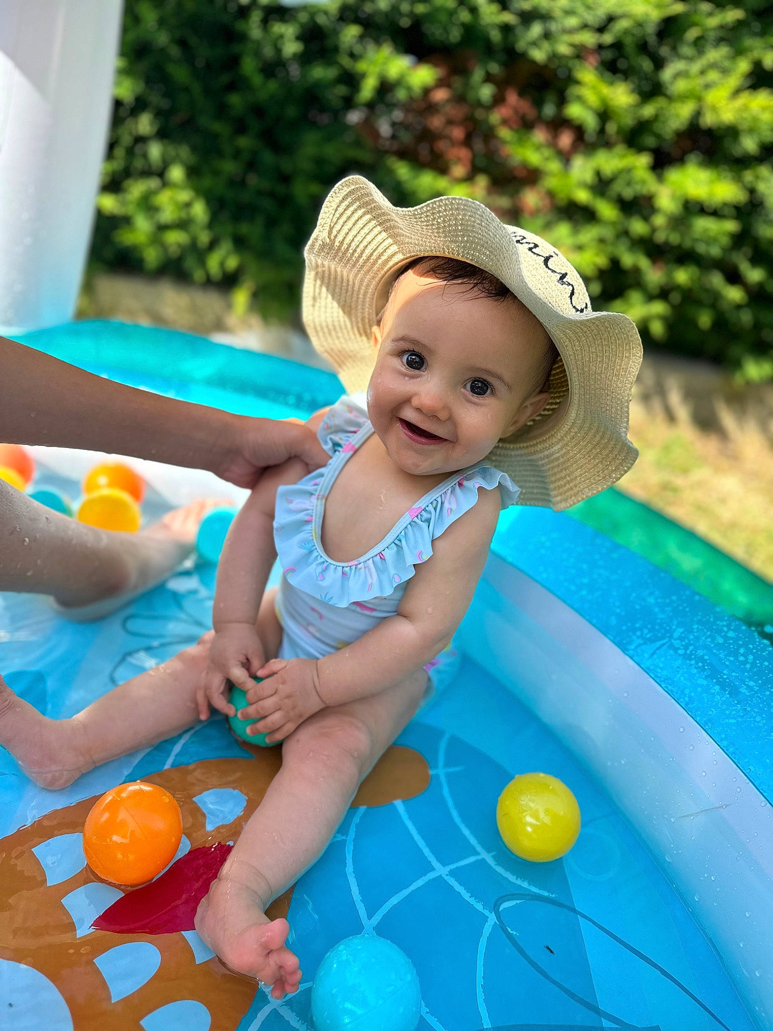 Romy participe au concours pour gagner de l'argent avec cette photo : aqua, baby, baby_toddler_clothing, child, electric_blue, fun, grass, happy, hat, joy, leisure, party_supply, people, person, plant, product, recreation, smile, summer, sun_hat