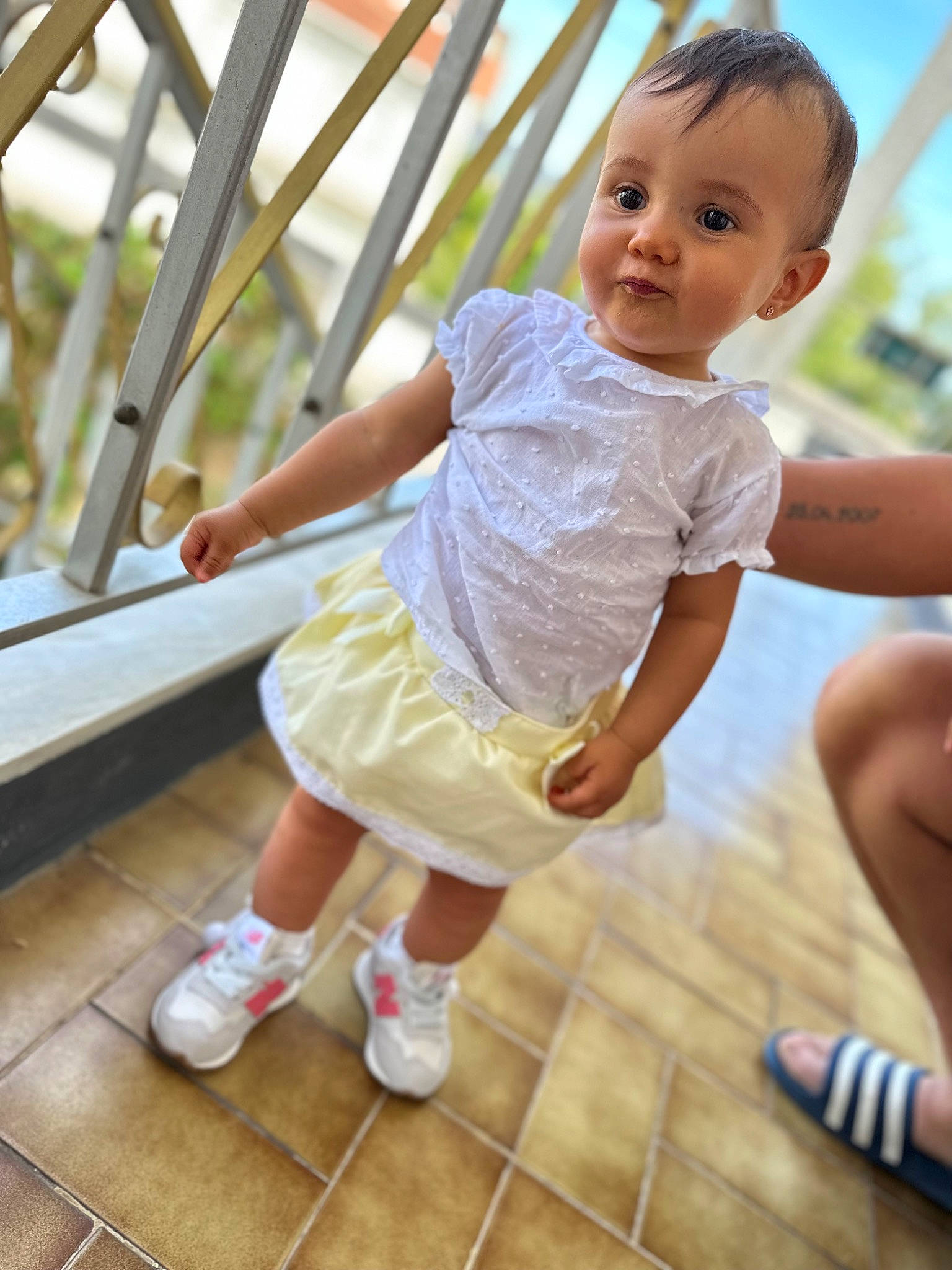 Romy participe au concours pour gagner de l'argent avec cette photo : baby, baby_toddler_clothing, child, finger, flooring, fun, grass, hand, happy, human_leg, leg, leisure, person, recreation, sandal, skin, sky, swing, thumb, toddler