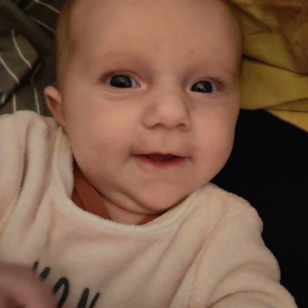 Kathaleya a rejoint le concours — aidez-le/la à gagner de superbes lots ! baby, blanket, child, closeup, clothing, cute, expression, eyes, face, hand, head, indoor, infant, portrait, skin, sleepwear, smile, soft, warm, young