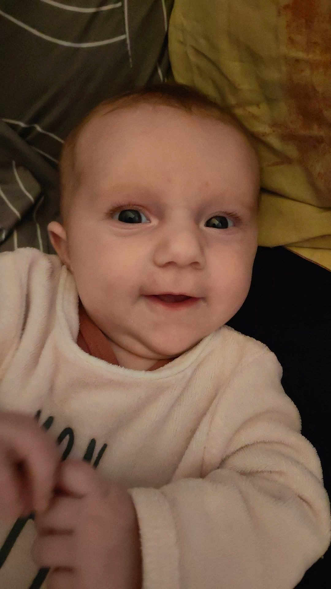 Kathaleya a rejoint le concours — aidez-le/la à gagner de superbes lots ! baby, infant, face, closeup, smile, eyes, hand, clothing, blanket, sleepwear, cute, portrait, child, soft, warm, indoor, expression, skin, head, young