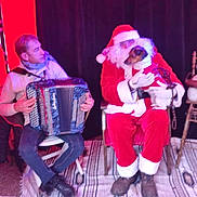 Olia a rejoint le concours — aidez-le/la à gagner de superbes lots ! accordion, accordionist, baby, christmas, costume_hat, entertainment, event, folk_instrument, free_reed_aerophone, fun, hat, holiday, lap, music, musical_instrument, performing_arts, red, santa_claus, squeezebox, toddler