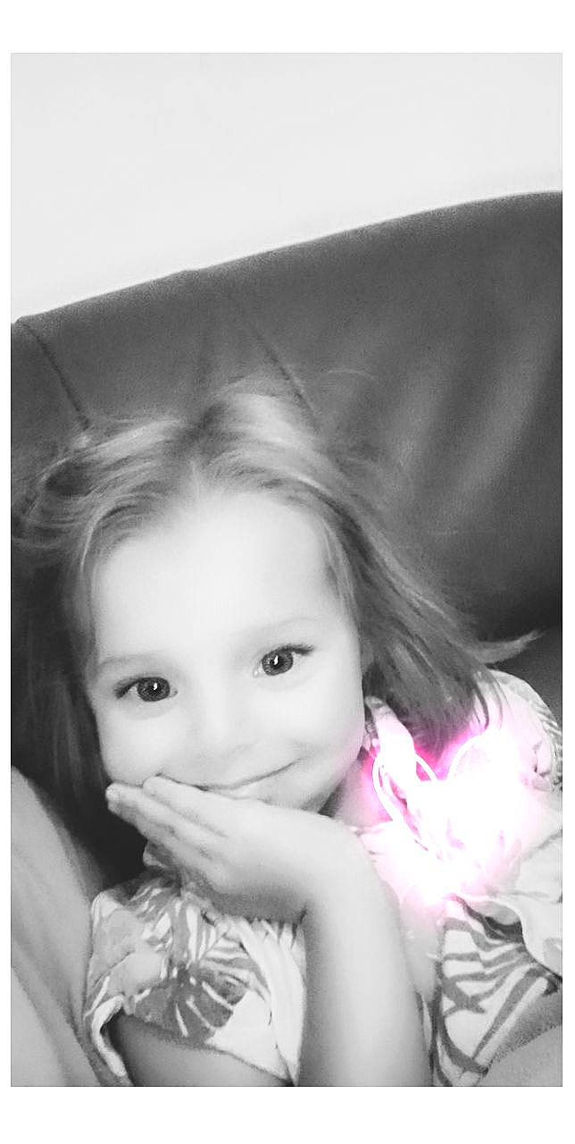 Maëlys participe au concours pour gagner de l'argent avec cette photo : baby, cheek, child, eye, eyebrow, eyelash, flash_photography, gesture, happy, iris, joy, lip, monochrome, monochrome_photography, person, picture_frame, portrait, portrait_photography, rectangle, smile