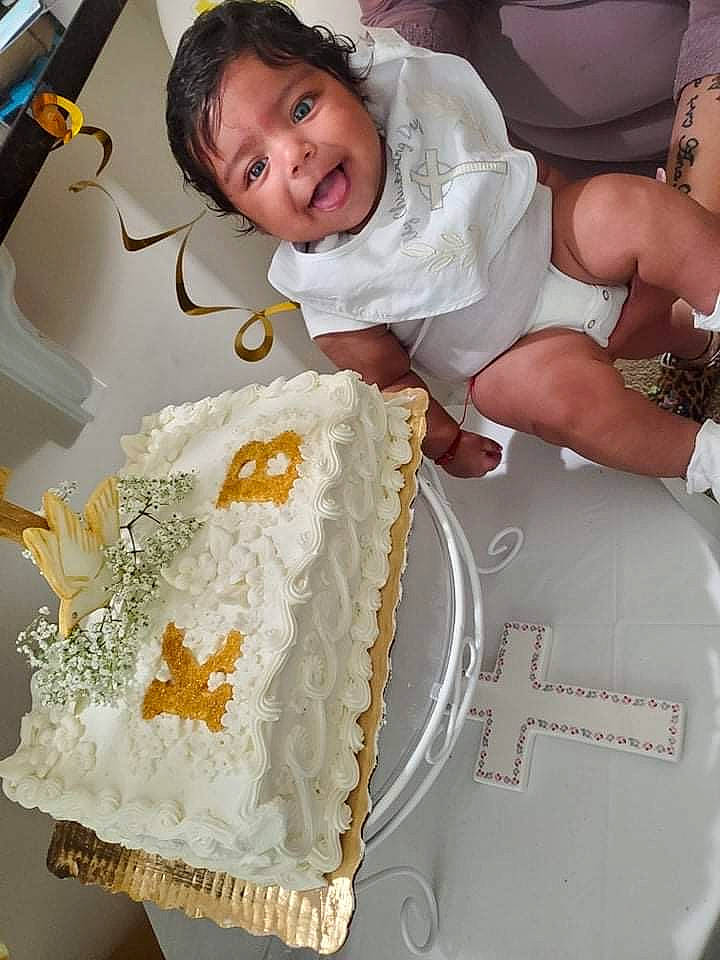 Kyro is registered to the contest to win money with this photo: baby_toddler_clothing, baked_goods, buttercream, cake, cake_decorating, cake_decorating_supply, child, cuisine, dessert, event, food, happy, icing, pattern, person, sharing, smile, sugar_cake, textile, toddler