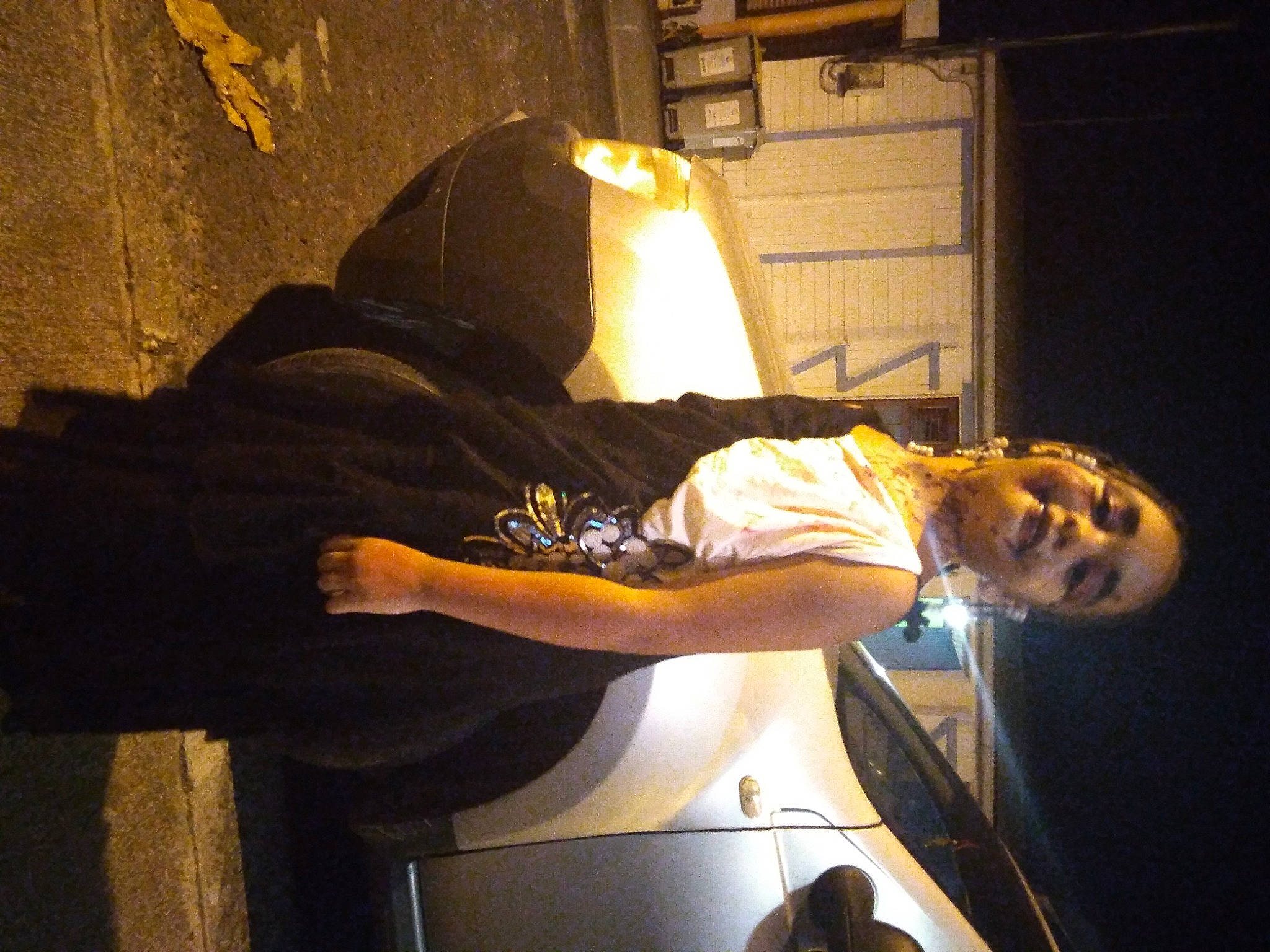 Shaynice-olynka participe au concours pour gagner de l'argent avec cette photo : automotive_lighting, darkness, elbow, entertainment, event, flash_photography, flesh, fun, hat, person, room, t_shirt, tints_and_shades, wrist, yellow