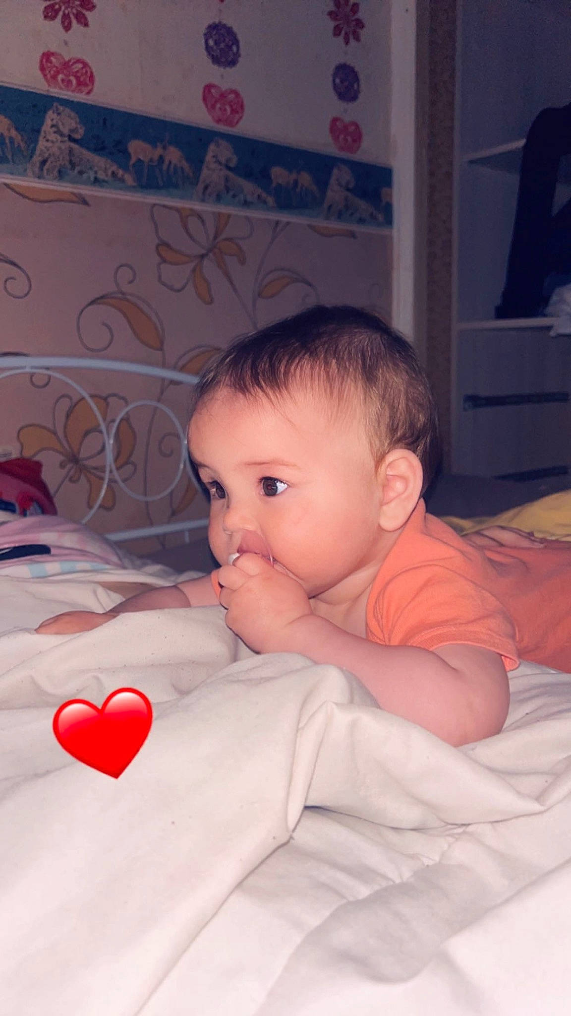 Lyanah a rejoint le concours — aidez-le/la à gagner de superbes lots ! baby, baby_toddler_clothing, carmine, cheek, child, comfort, event, flooring, fun, happy, linens, mouth, nose, pattern, person, room, sitting, skin, toddler