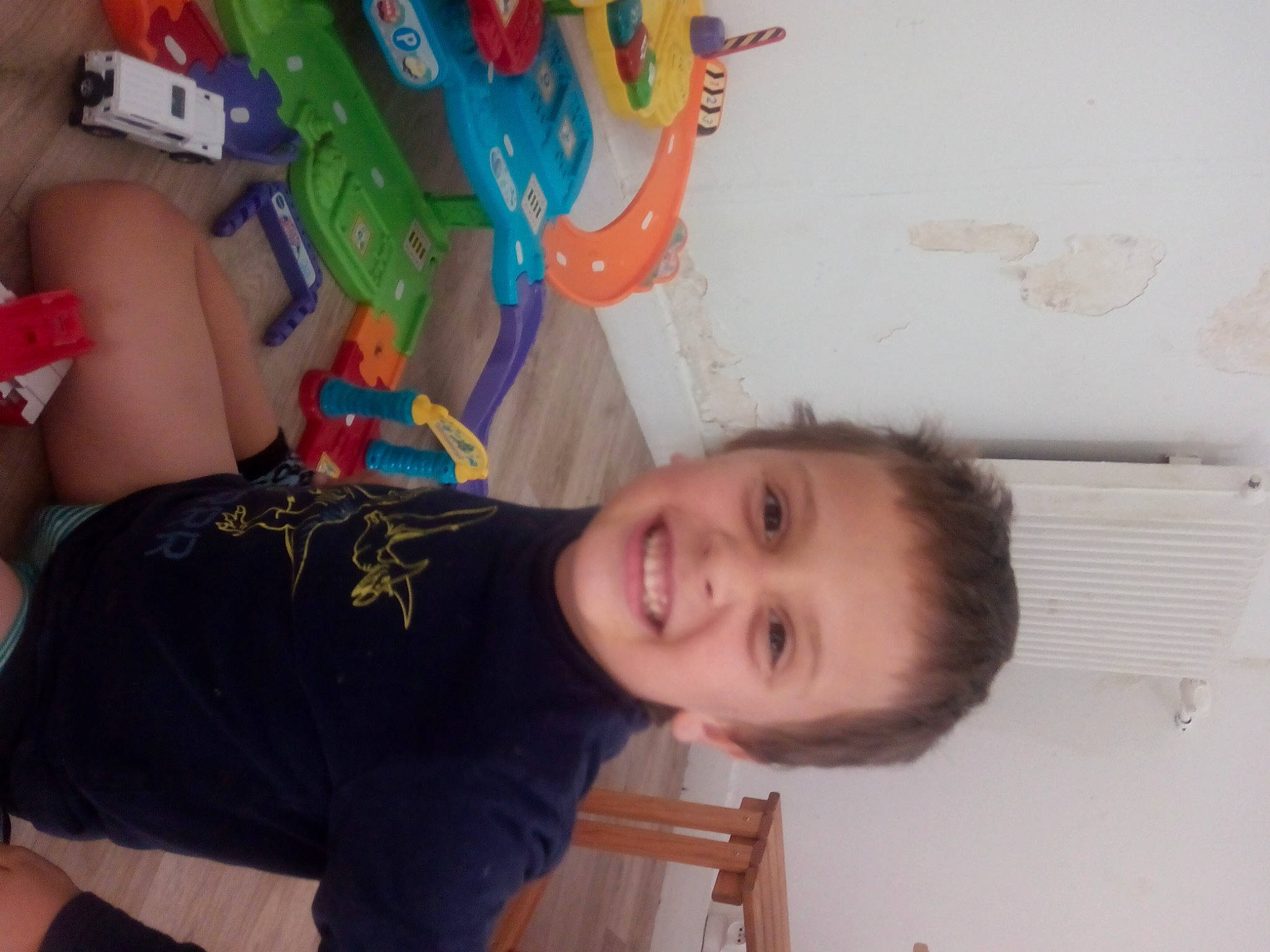 Maxence a rejoint le concours — aidez-le/la à gagner de superbes lots ! chair, chest, child, elbow, fun, happy, human_body, joy, leisure, mouth, organ, person, plastic, room, smile, t_shirt, thigh, toddler, toy, trunk