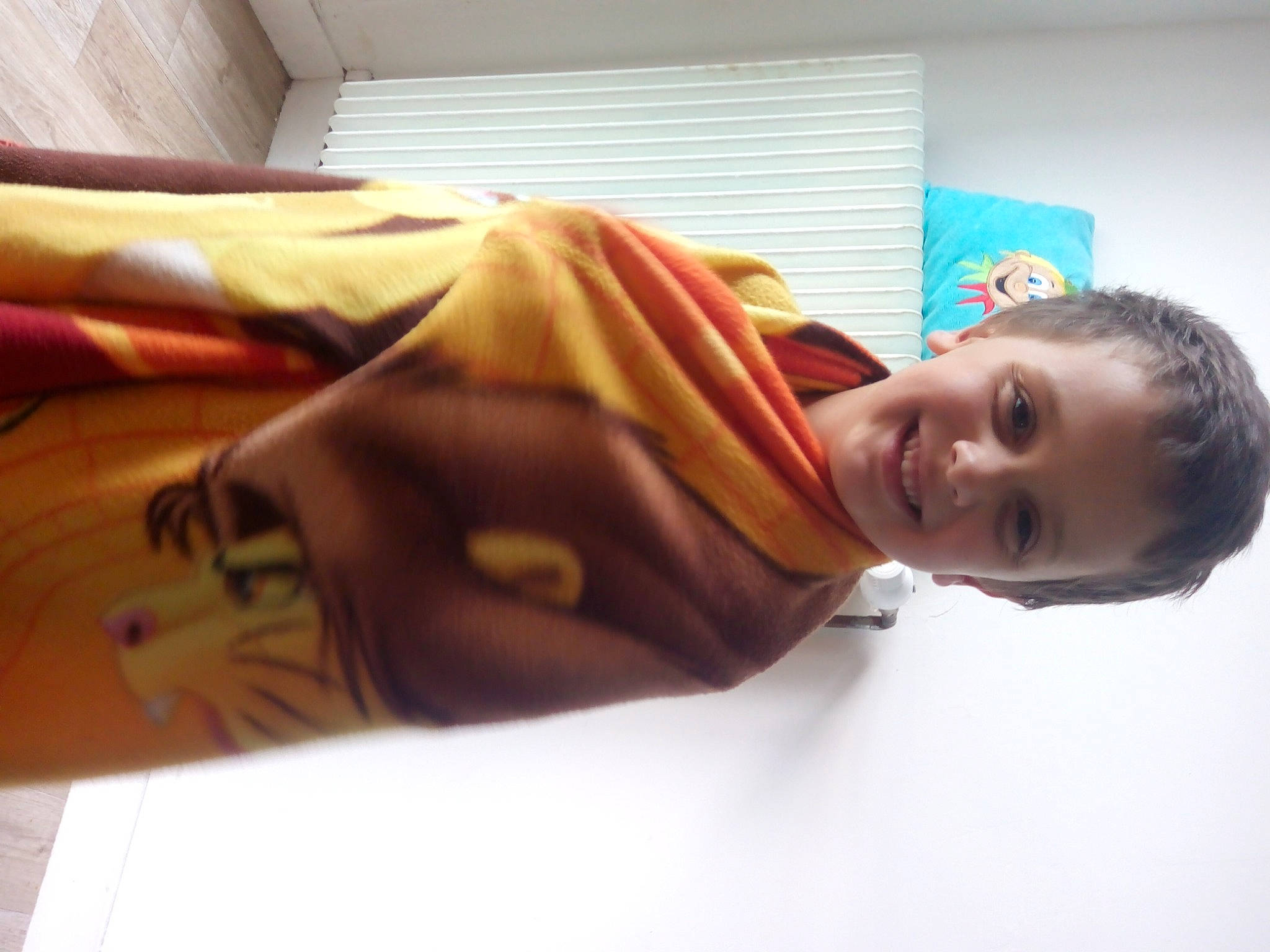 Maxence participe au concours pour gagner de l'argent avec cette photo : abdomen, baby, child, comfort, elbow, flooring, fun, gesture, happy, joint, joy, linens, neck, person, room, shoulder, sleeve, smile, toddler, wood