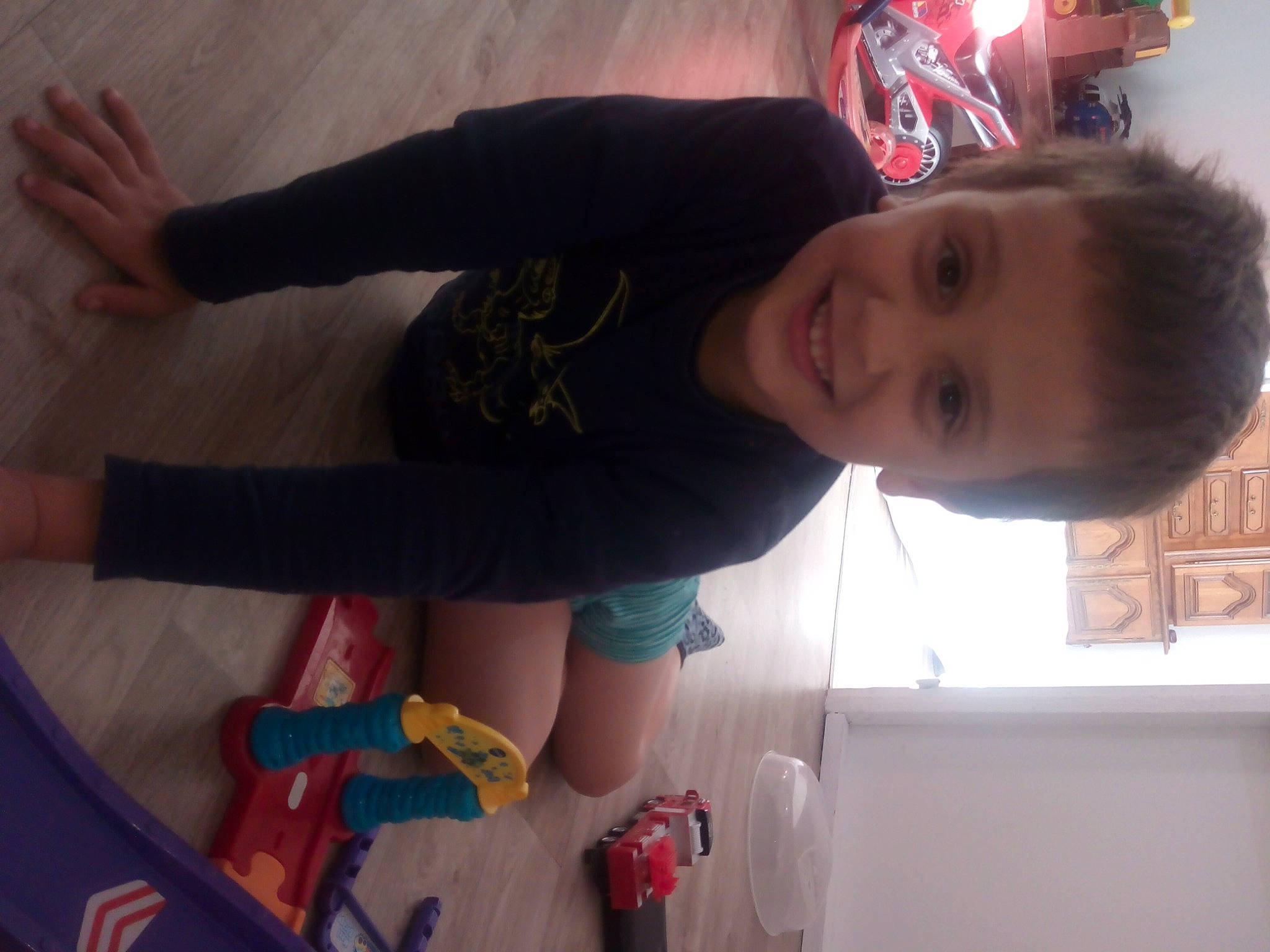 Maxence a rejoint le concours — aidez-le/la à gagner de superbes lots ! baby_products, child, cool, elbow, finger, fun, happy, head, human_leg, joint, joy, knee, mouth, person, room, shorts, sitting, smile, sock, t_shirt