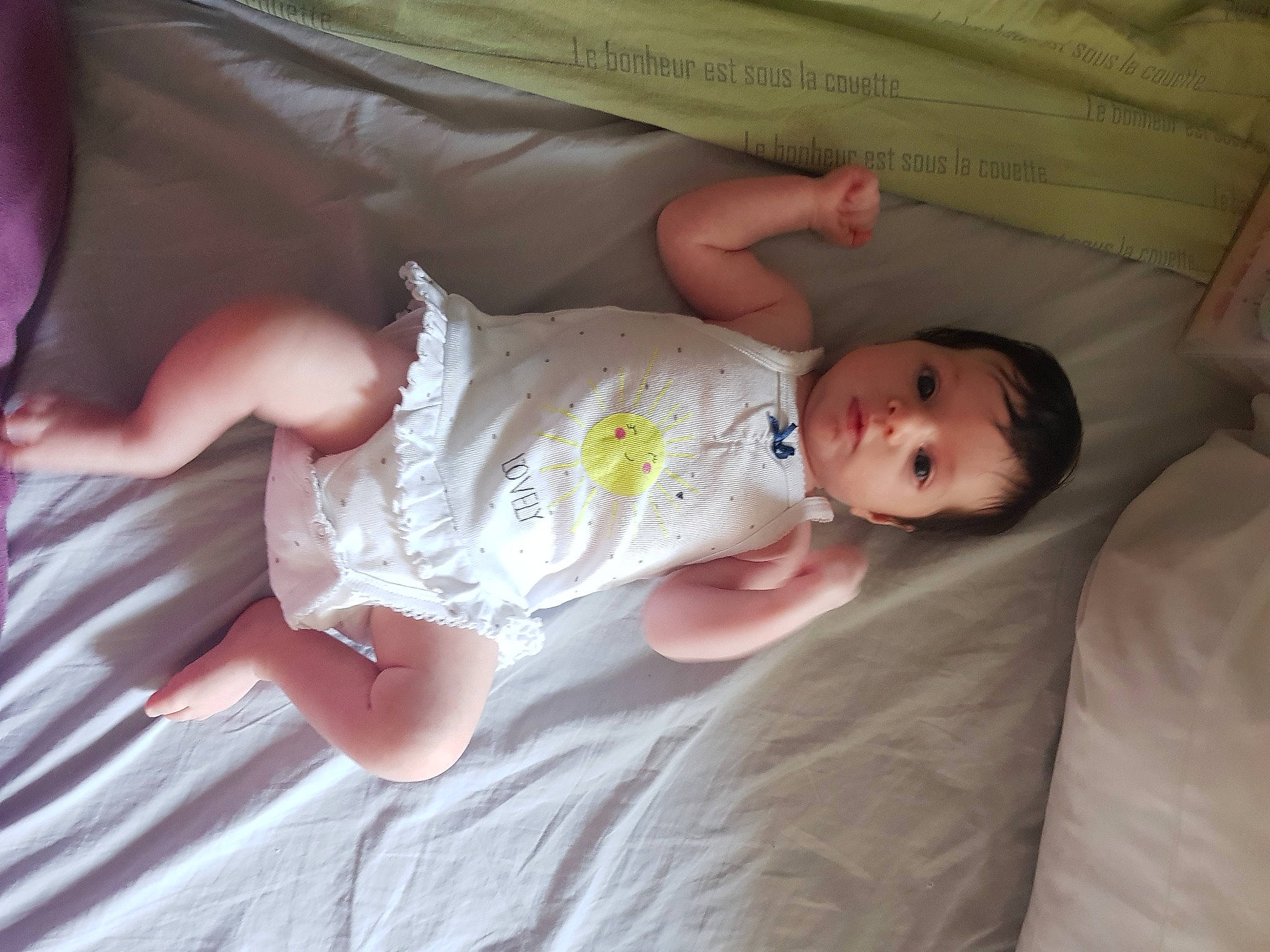 Lïnayaah a rejoint le concours — aidez-le/la à gagner de superbes lots ! baby, baby_products, baby_toddler_clothing, cheek, child, comfort, elbow, eye, finger, foot, hand, head, human_body, linens, nail, person, room, skin, thumb, toddler