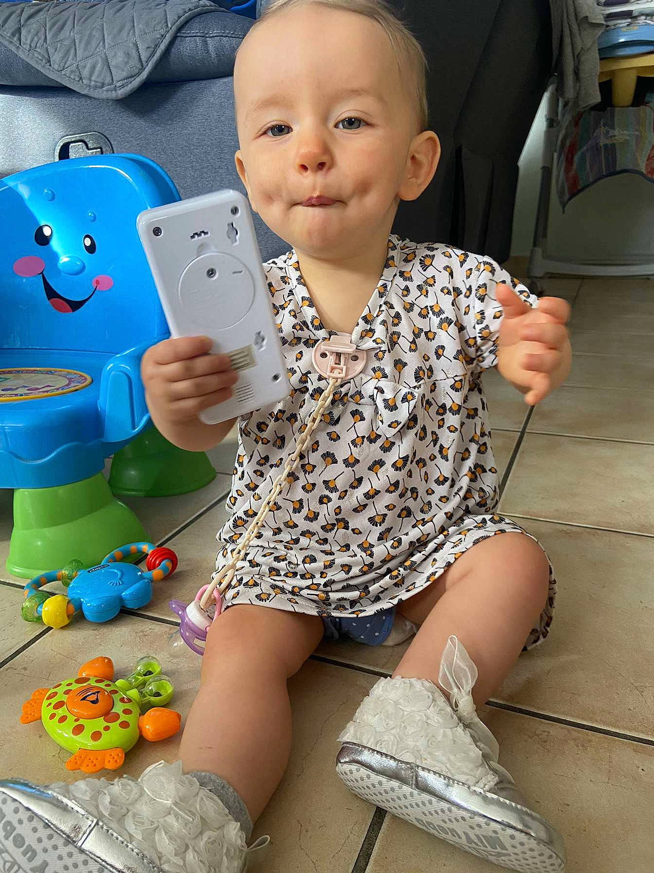 Kayna participe au concours pour gagner de l'argent avec cette photo : baby, baby_toddler_clothing, child, eye, face, fun, happy, head, human_leg, people, person, shorts, sitting, skin, sleeve, smile, snapshot, t_shirt, thigh, toddler