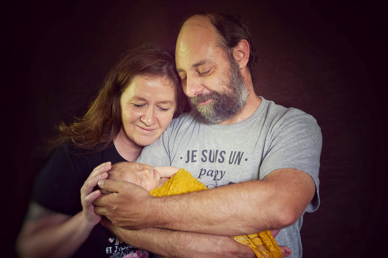 Eva a rejoint le concours — aidez-le/la à gagner de superbes lots ! arm, child, family, father, finger, fun, hand, happy, hug, interaction, joy, love, person, photography, smile, t_shirt, yellow
