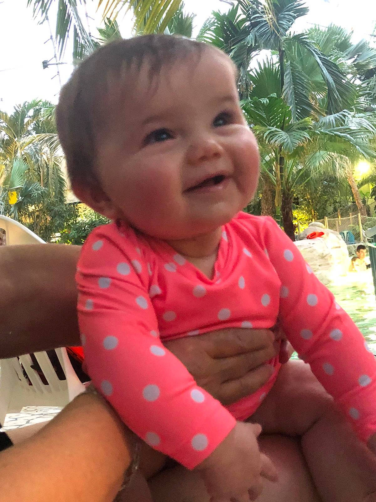 Savanah a rejoint le concours — aidez-le/la à gagner de superbes lots ! baby, baby_toddler_clothing, blurred, cheek, child, eye, face, facial_expression, fun, grass, happy, head, leisure, nose, person, plant, recreation, skin, sky, smile