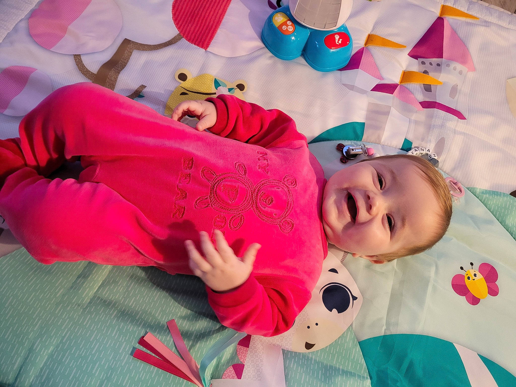 Savanah a rejoint le concours — aidez-le/la à gagner de superbes lots ! baby, baby_toddler_clothing, beauty, cheek, child, face, facial_expression, fun, happy, mammal, people, person, pink, product, red, skin, sleeve, smile, textile, toddler