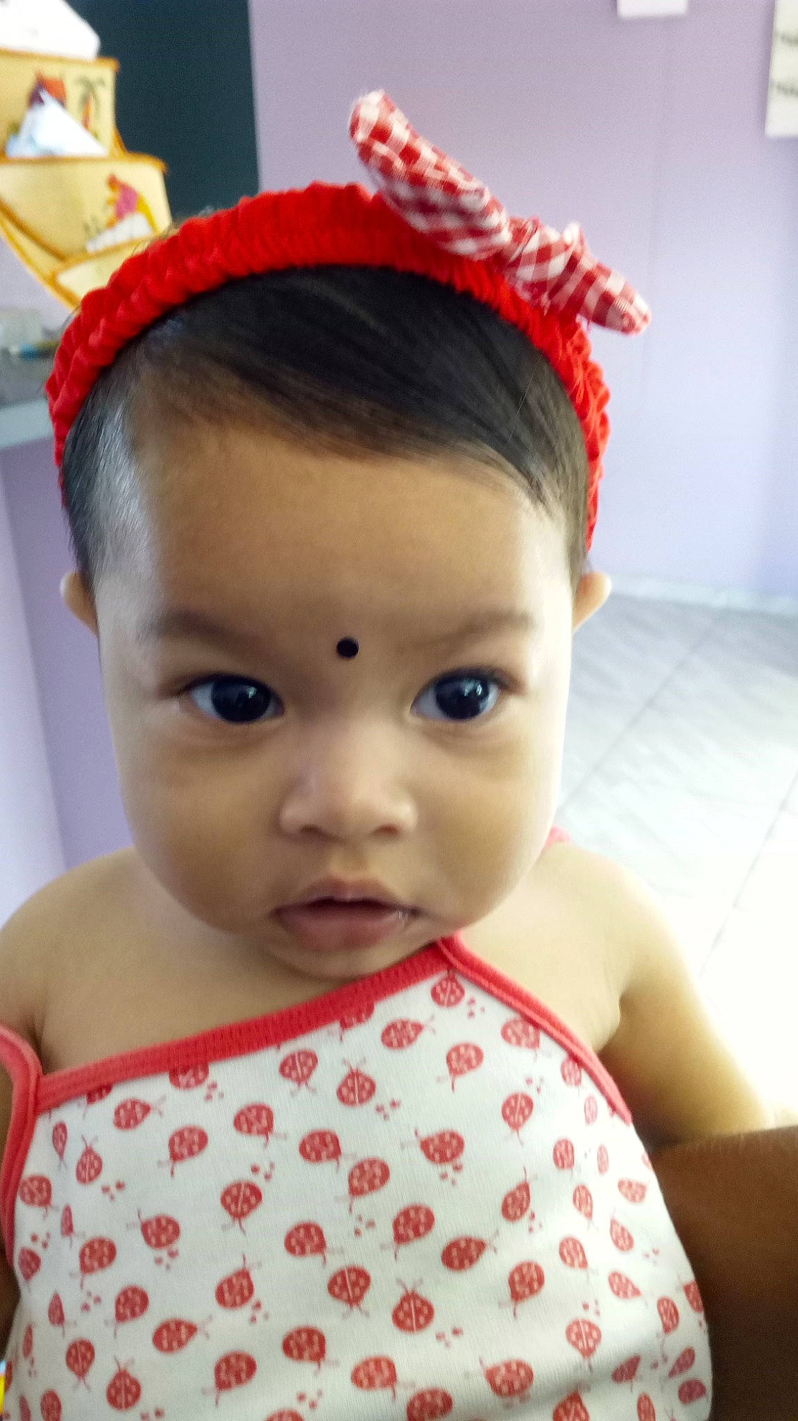 Anjali a rejoint le concours — aidez-le/la à gagner de superbes lots ! cheek, child, day, ear, eyebrow, forehead, girl, hair_accessory, hair_coloring, hairstyle, head, headband, headgear, headpiece, infant, lip, person, product, skin, smile