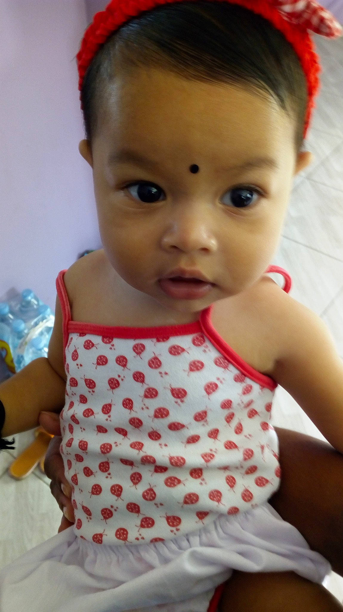 Anjali participe au concours pour gagner de l'argent avec cette photo : cheek, child, day, girl, hair_accessory, head, headgear, infant, lip, pattern, person, product, red, skin, smile, textile, toddler