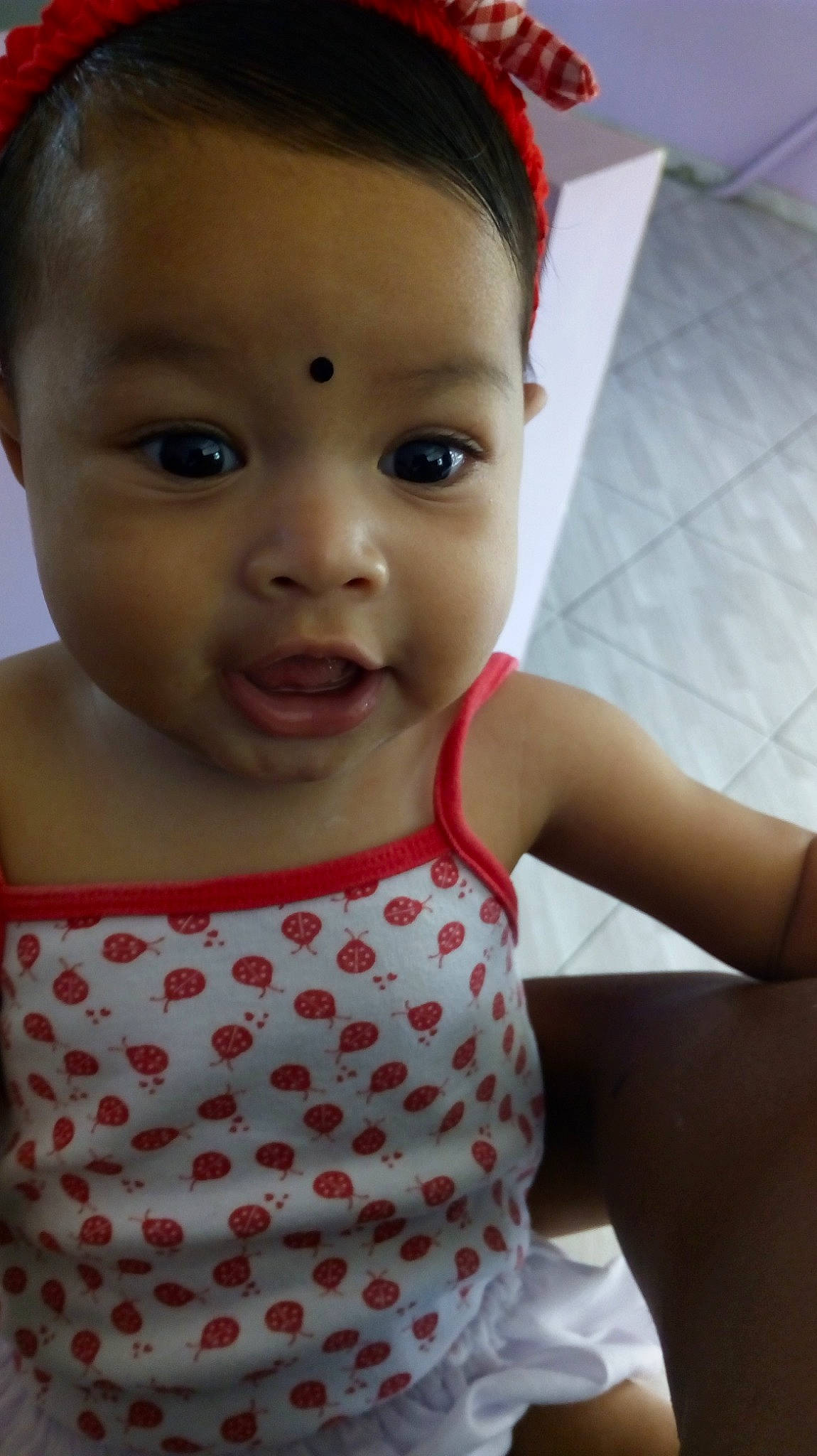 Anjali participe au concours pour gagner de l'argent avec cette photo : beauty, cheek, child, child_model, eye, forehead, fun, girl, hair_accessory, happiness, head, infant, lip, nose, person, product, red, skin, smile, toddler