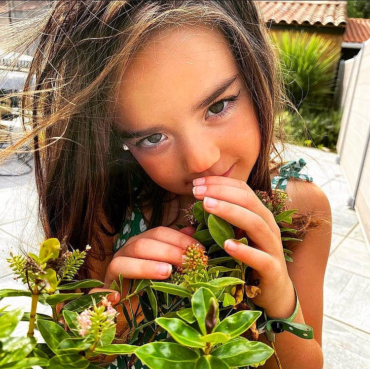Mélià a rejoint le concours — aidez-le/la à gagner de superbes lots ! adaptation, black_hair, botany, eyelash, facial_expression, flower, grass, groundcover, hair, hairstyle, hand, happy, head, joy, leaf, leaf_vegetable, lip, nail, natural_foods, people_in_nature