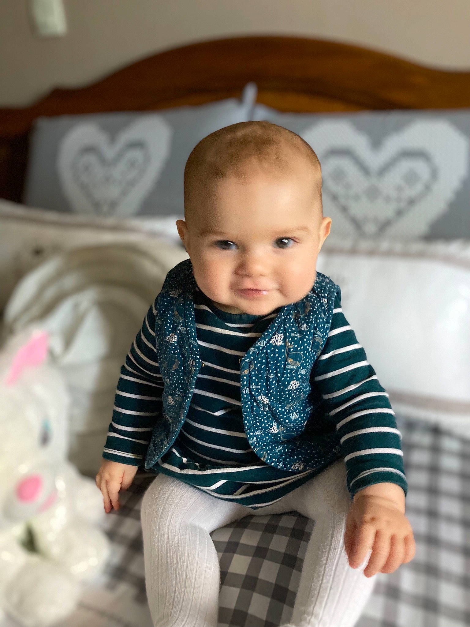 Lisa participe au concours pour gagner de l'argent avec cette photo : arm, baby, baby_toddler_clothing, collar, dress, eye, flash_photography, hairstyle, happy, head, iris, outerwear, person, skin, sleeve, smile, standing, tartan, textile, toddler