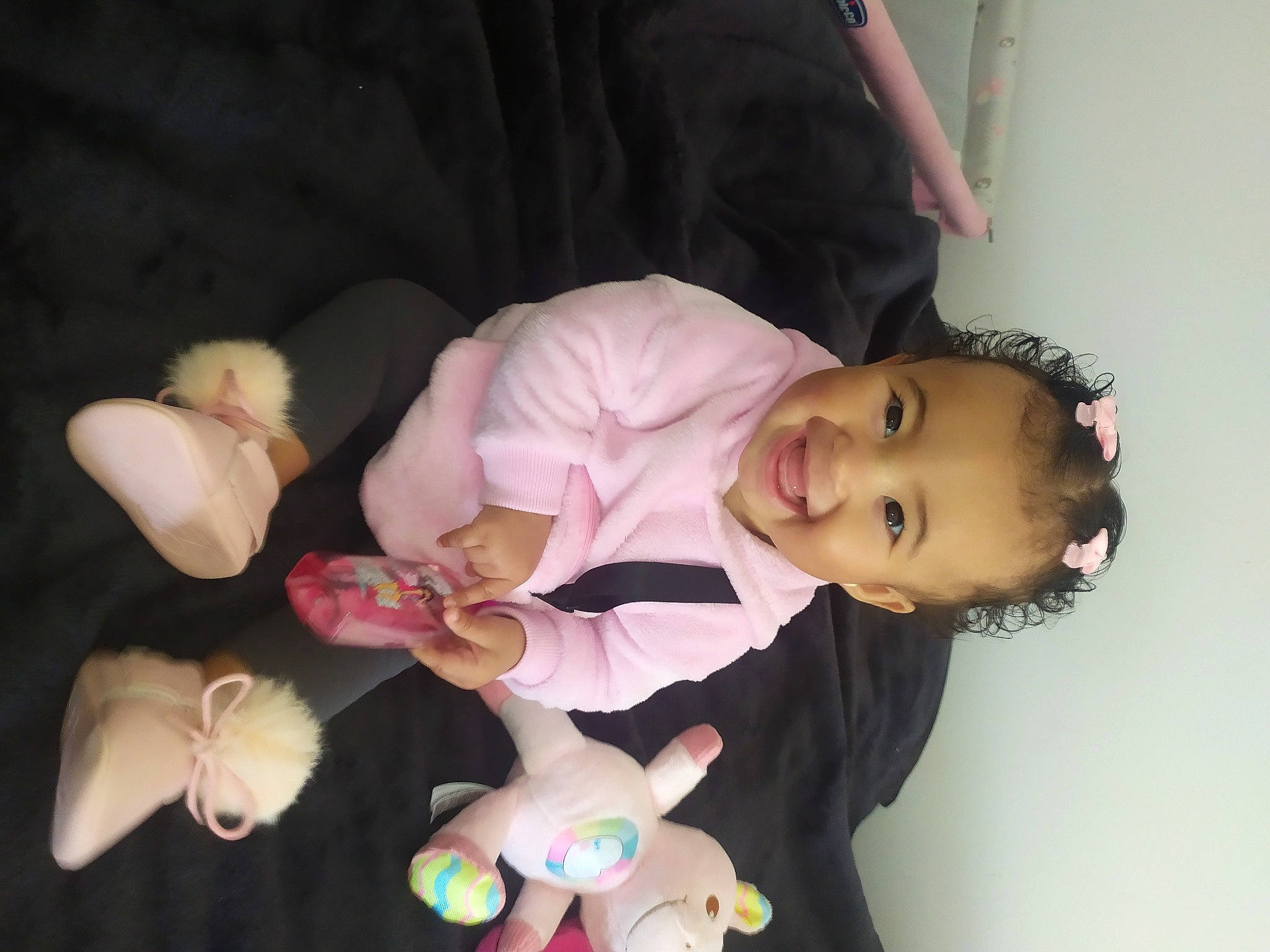 Islem a rejoint le concours — aidez-le/la à gagner de superbes lots ! baby, baby_products, baby_toddler_clothing, child, costume, event, fun, gesture, happy, joy, nail, person, petal, pink, plush, room, sitting, stuffed_toy, thumb, toddler