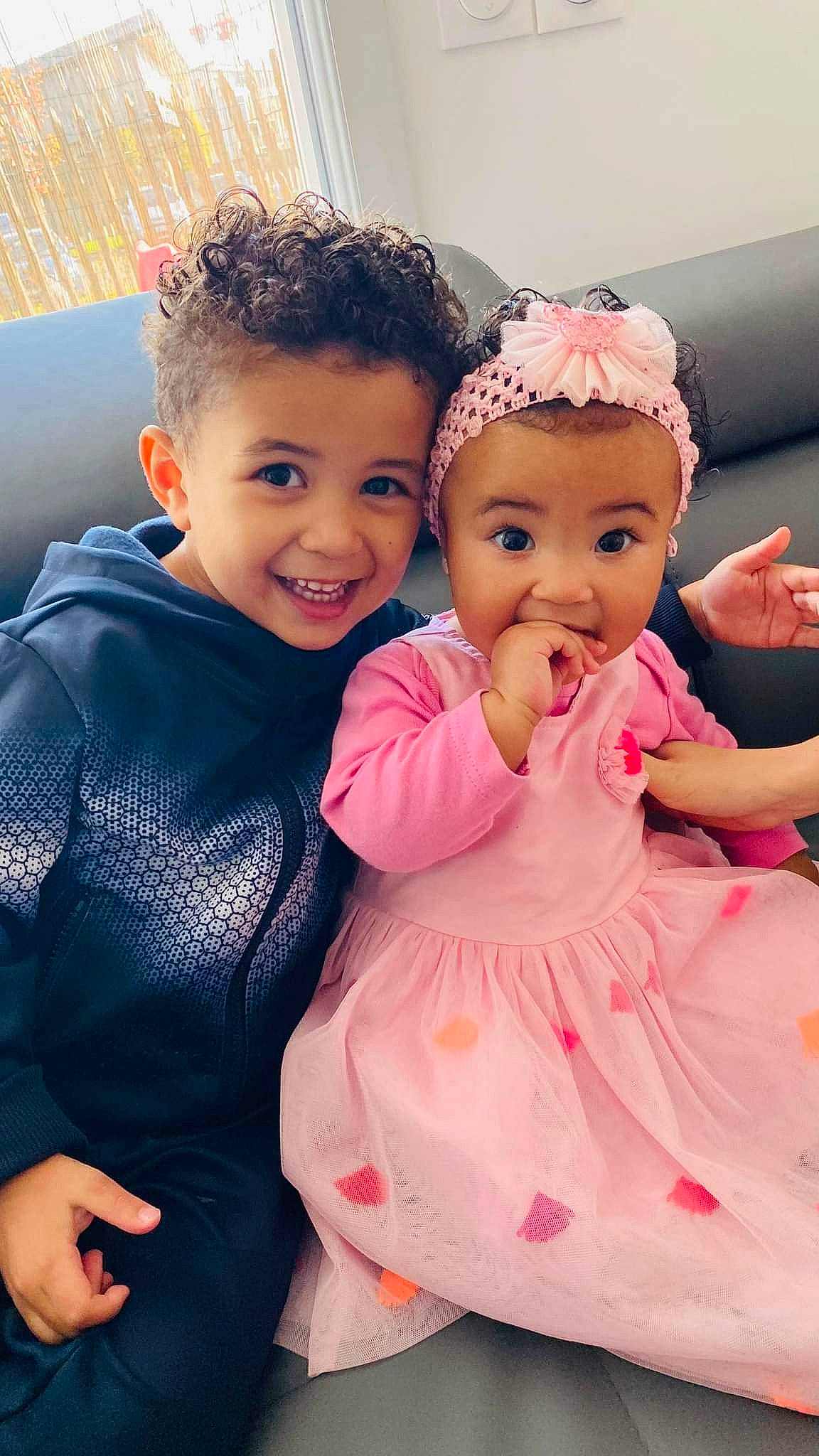 Islem a rejoint le concours — aidez-le/la à gagner de superbes lots ! baby_toddler_clothing, child, dress, event, facial_expression, finger, flash_photography, fun, gesture, happy, headpiece, human, joy, magenta, person, pink, product, skin, sleeve, smile