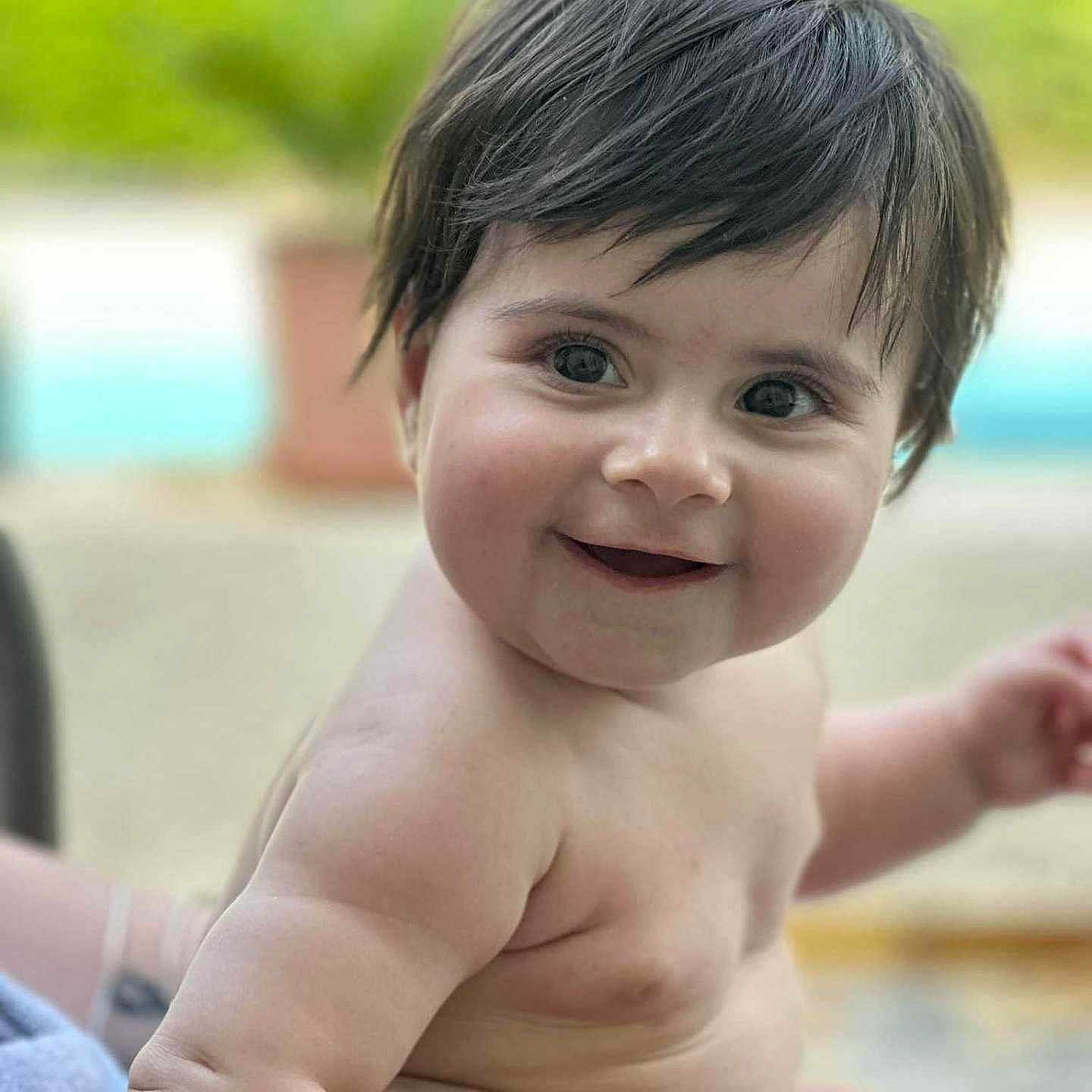 Théa a rejoint le concours — aidez-le/la à gagner de superbes lots ! arm, baby, bare_shoulders, blurred_background, child, closeup, cute, dark_hair, face, greenery, hand, happy, holding, infant, outdoor, person, portrait, skin, smile, young_child