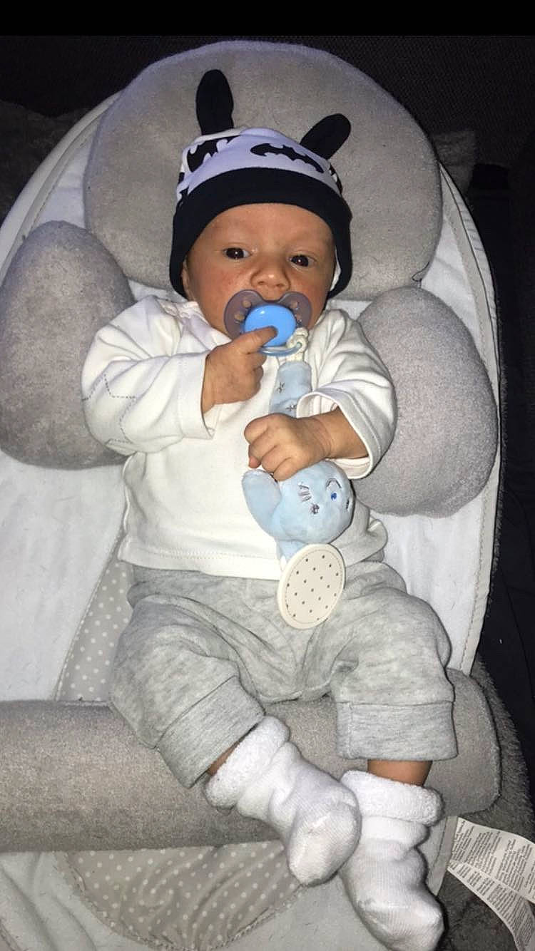 Kaïys a rejoint le concours — aidez-le/la à gagner de superbes lots ! arm, baby, baby_carriage, baby_products, baby_toddler_clothing, cheek, child, comfort, facial_expression, finger, fun, hand, headwear, human, organ, outerwear, people, person, room, sitting