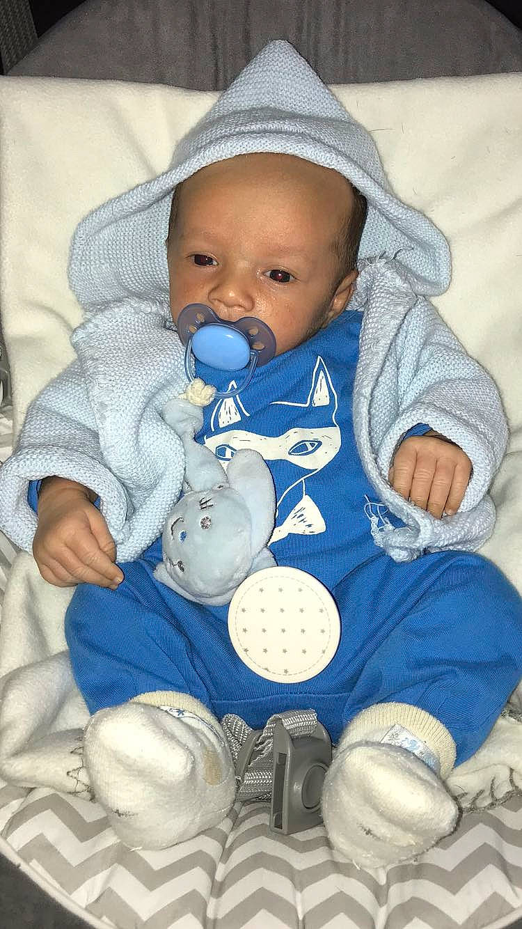 Kaïys participe au concours pour gagner de l'argent avec cette photo : azure, baby, baby_products, baby_toddler_clothing, beauty, cap, cheek, child, comfort, eye, facial_expression, finger, human, iris, organ, people, person, product, skin, toddler