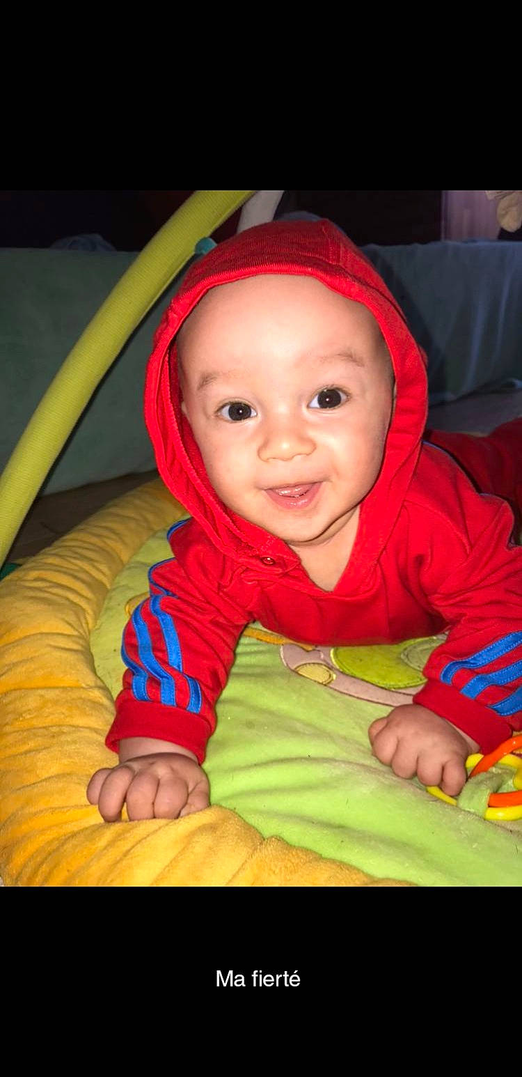 Kaïys participe au concours pour gagner de l'argent avec cette photo : baby, baby_toddler_clothing, cheek, chin, comfort, eye, hand, head, headwear, human_body, iris, joy, lip, mouth, nose, organ, outerwear, person, product, skin