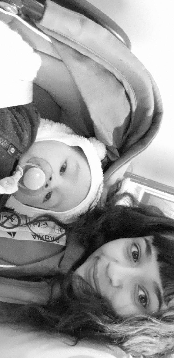 Kaïys participe au concours pour gagner de l'argent avec cette photo : black_and_white, cheek, chin, comfort, cool, eye, eyebrow, eyelash, face, flash_photography, gesture, happy, iris, lip, monochrome, monochrome_photography, mouth, nose, organ, person