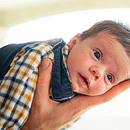 Victor a rejoint le concours — aidez-le/la à gagner de superbes lots ! baby, infant, hand, face, eyes, plaid_shirt, clothing, person, skin, portrait, newborn, cute, closeup, gentle, light, young, human, child, baby_clothes, expression