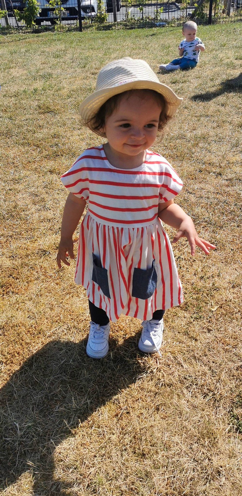 Amel a rejoint le concours — aidez-le/la à gagner de superbes lots ! baby_toddler_clothing, child, fashion_accessory, hat, headgear, person, play, smile, soil, sun_hat, toddler