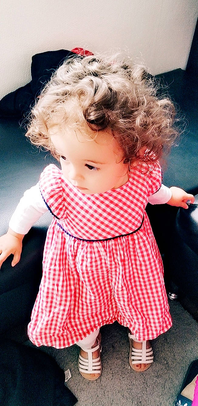 Amel a rejoint le concours — aidez-le/la à gagner de superbes lots ! baby, beauty, blond, brown_hair, cheek, child, child_model, design, dress, ear, hair, lip, nose, pattern, person, pink, play, sitting, skin, sleeve